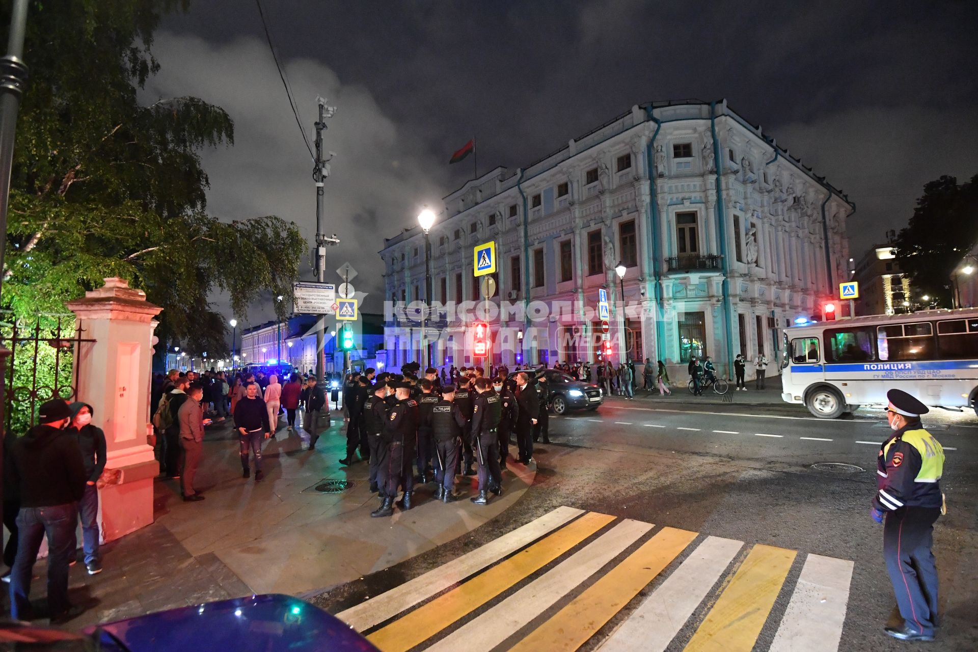 Москва. Сотрудники полиции во время пикета в поддержку активистов оппозиции в Белоруссии и задержанных в Минске российских журналистов у посольства Белоруссии.