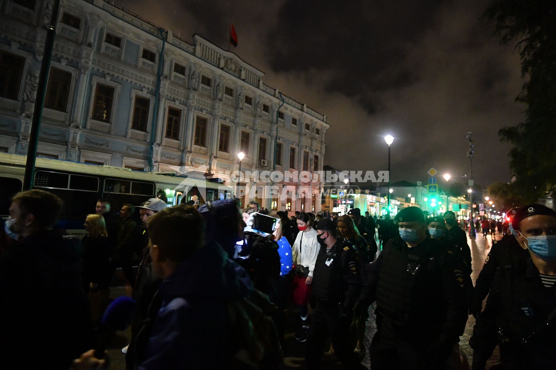 Москва. Сотрудники полиции во время пикета в поддержку активистов оппозиции в Белоруссии и задержанных в Минске российских журналистов у посольства Белоруссии.