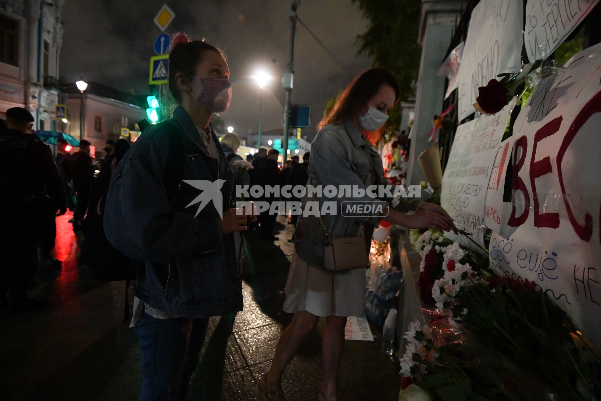 Москва. Участники пикета в поддержку активистов оппозиции в Белоруссии и задержанных в Минске российских журналистов у посольства Белоруссии.