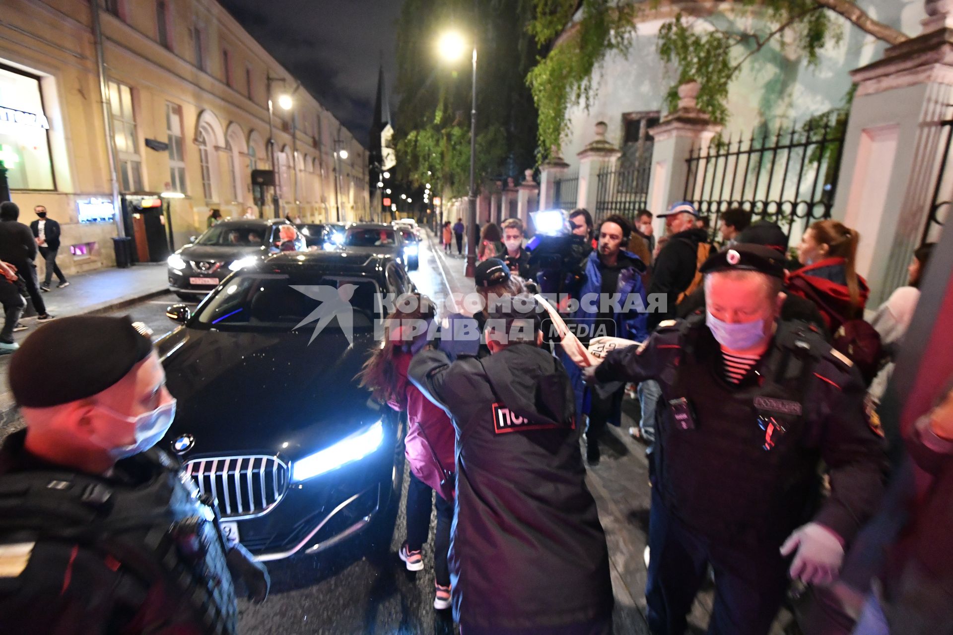 Москва. Сотрудники полиции во время пикета в поддержку активистов оппозиции в Белоруссии и задержанных в Минске российских журналистов у посольства Белоруссии.