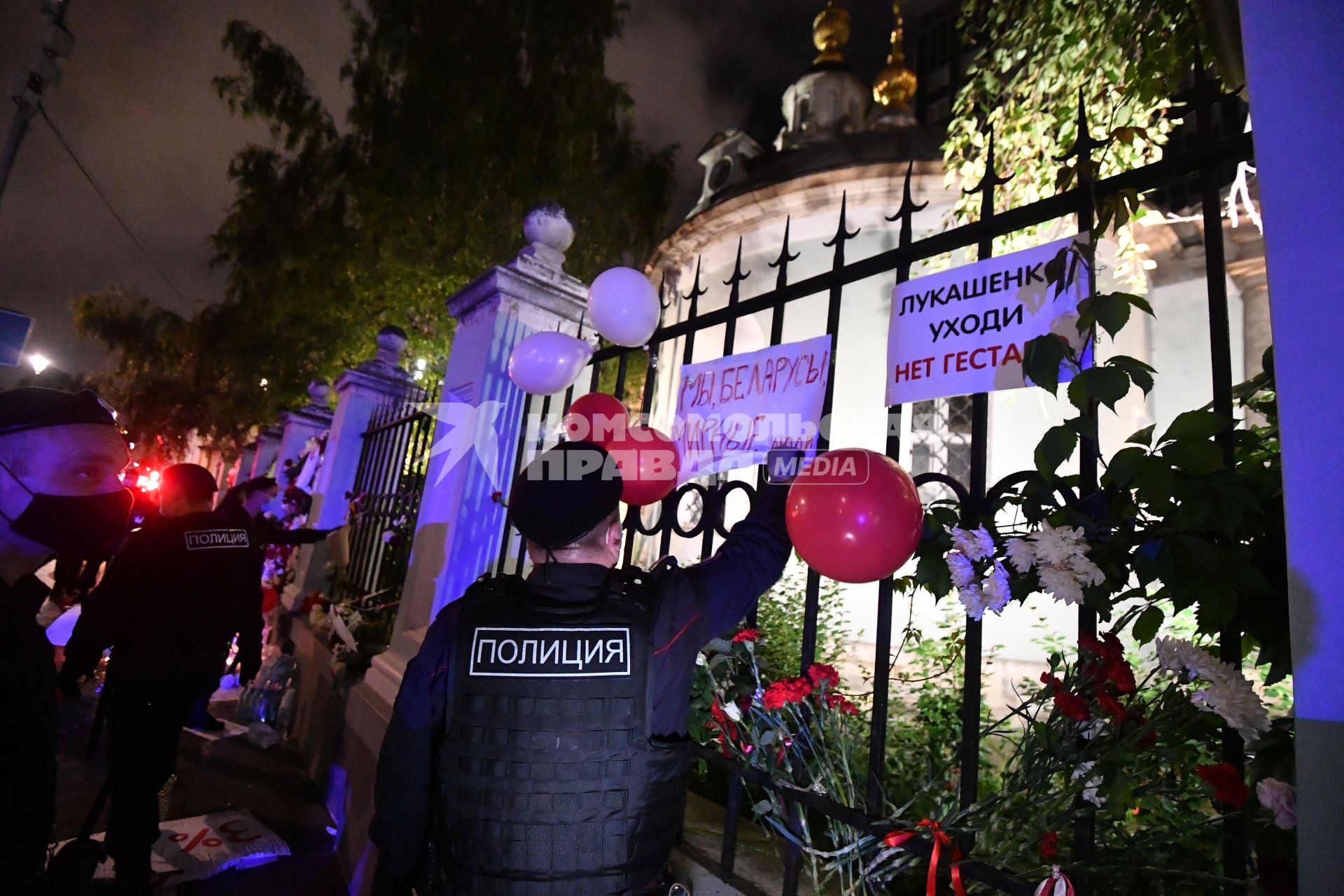 Москва. Сотрудники полиции во время пикета в поддержку активистов оппозиции в Белоруссии и задержанных в Минске российских журналистов у посольства Белоруссии.