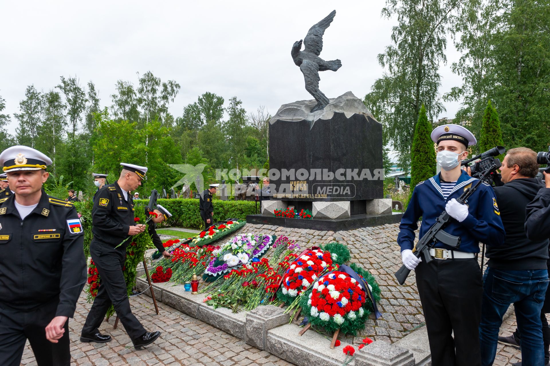 Санкт-Петербург.  Военнослужащие на памятной церемонии на аллее героев на Серафимовском кладбище в 20-ю годовщину со дня гибели подводной лодки `Курск`.