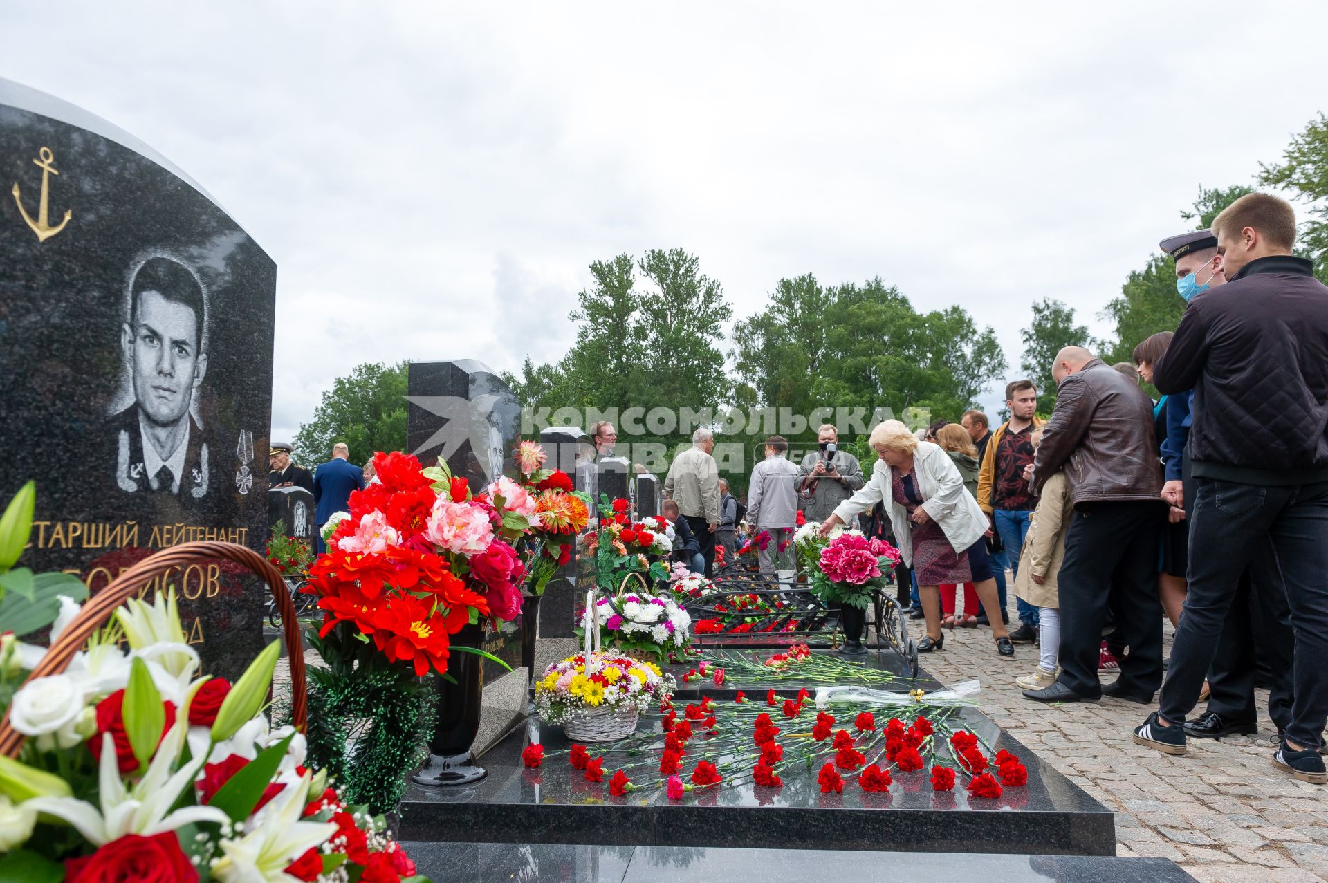 Санкт-Петербург. Родственники погибшего экипажа подводной лодки `Курск` во время памятной церемонии на аллее героев на Серафимовском кладбище в 20-ю годовщину со дня катастрофы.