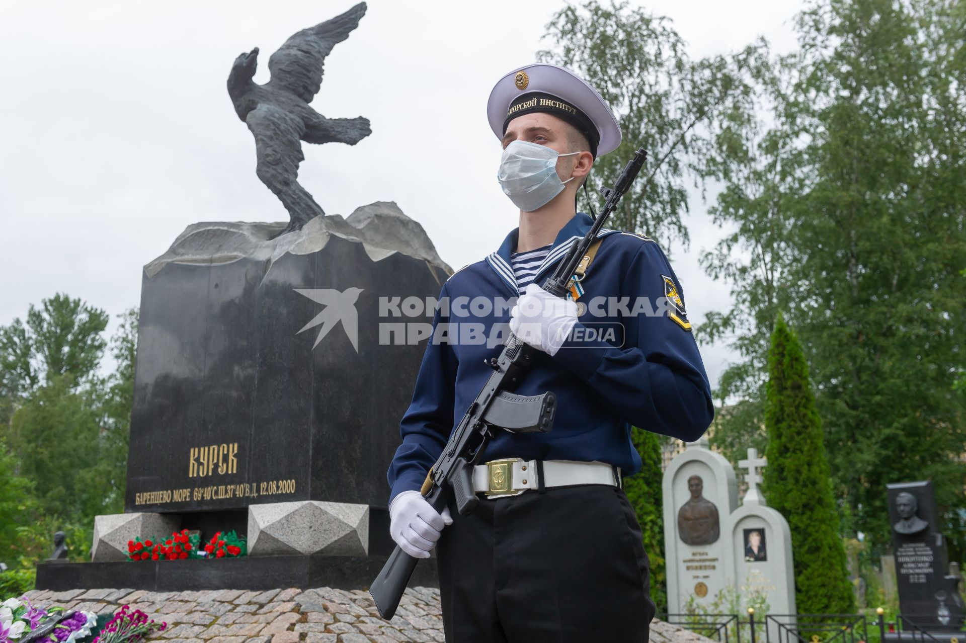 Санкт-Петербург.  Военнослужащий на памятной церемонии на аллее героев на Серафимовском кладбище в 20-ю годовщину со дня гибели подводной лодки `Курск`.