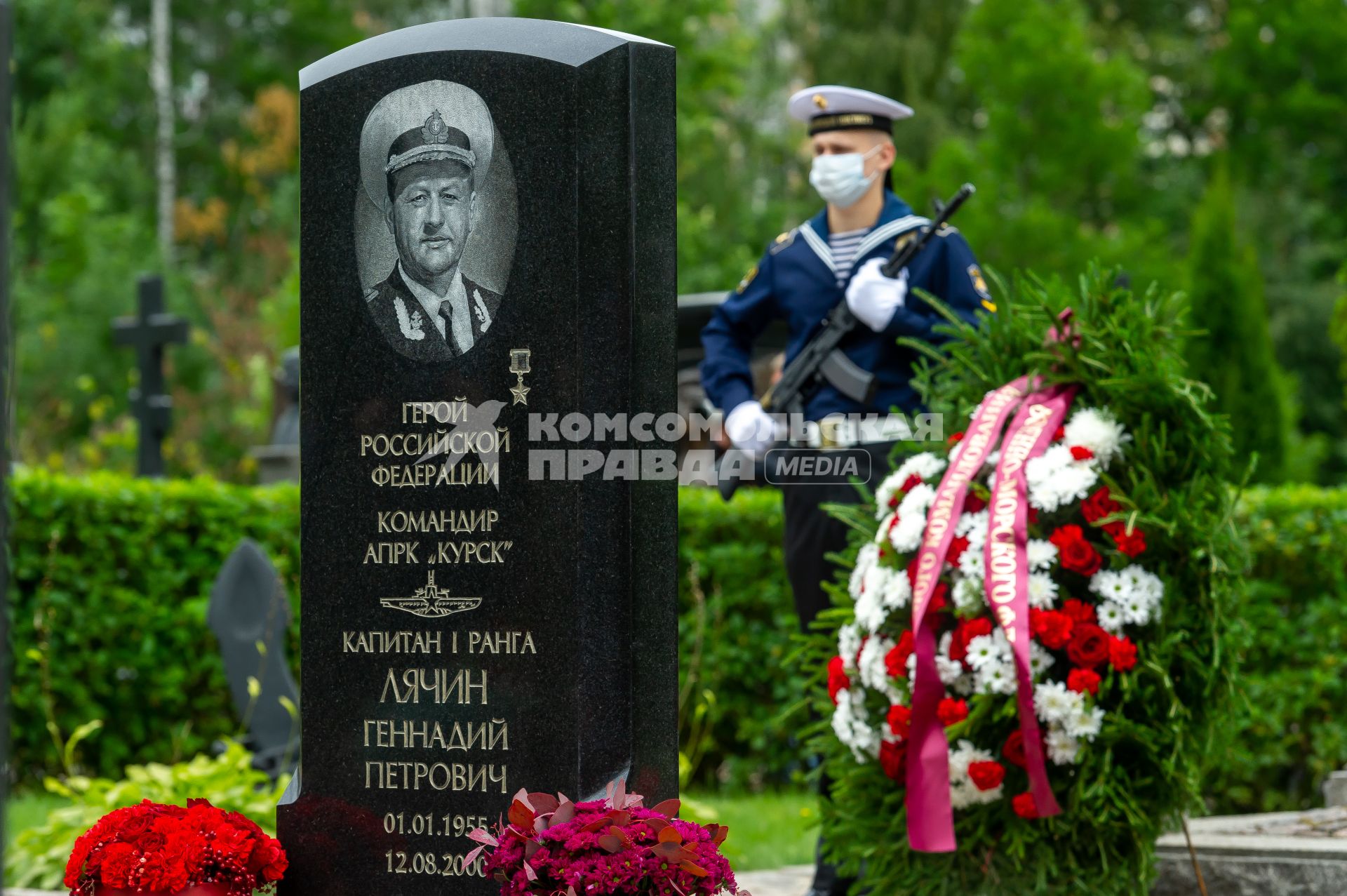 Санкт-Петербург.  Военнослужащий на памятной церемонии на аллее героев на Серафимовском кладбище в 20-ю годовщину со дня гибели подводной лодки `Курск`.