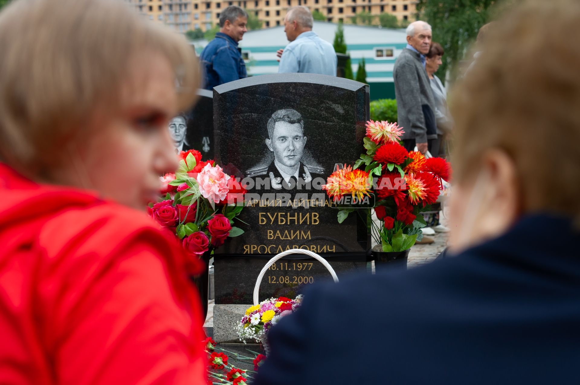 Санкт-Петербург. Родственники погибшего экипажа подводной лодки `Курск` во время памятной церемонии на аллее героев на Серафимовском кладбище в 20-ю годовщину со дня катастрофы.