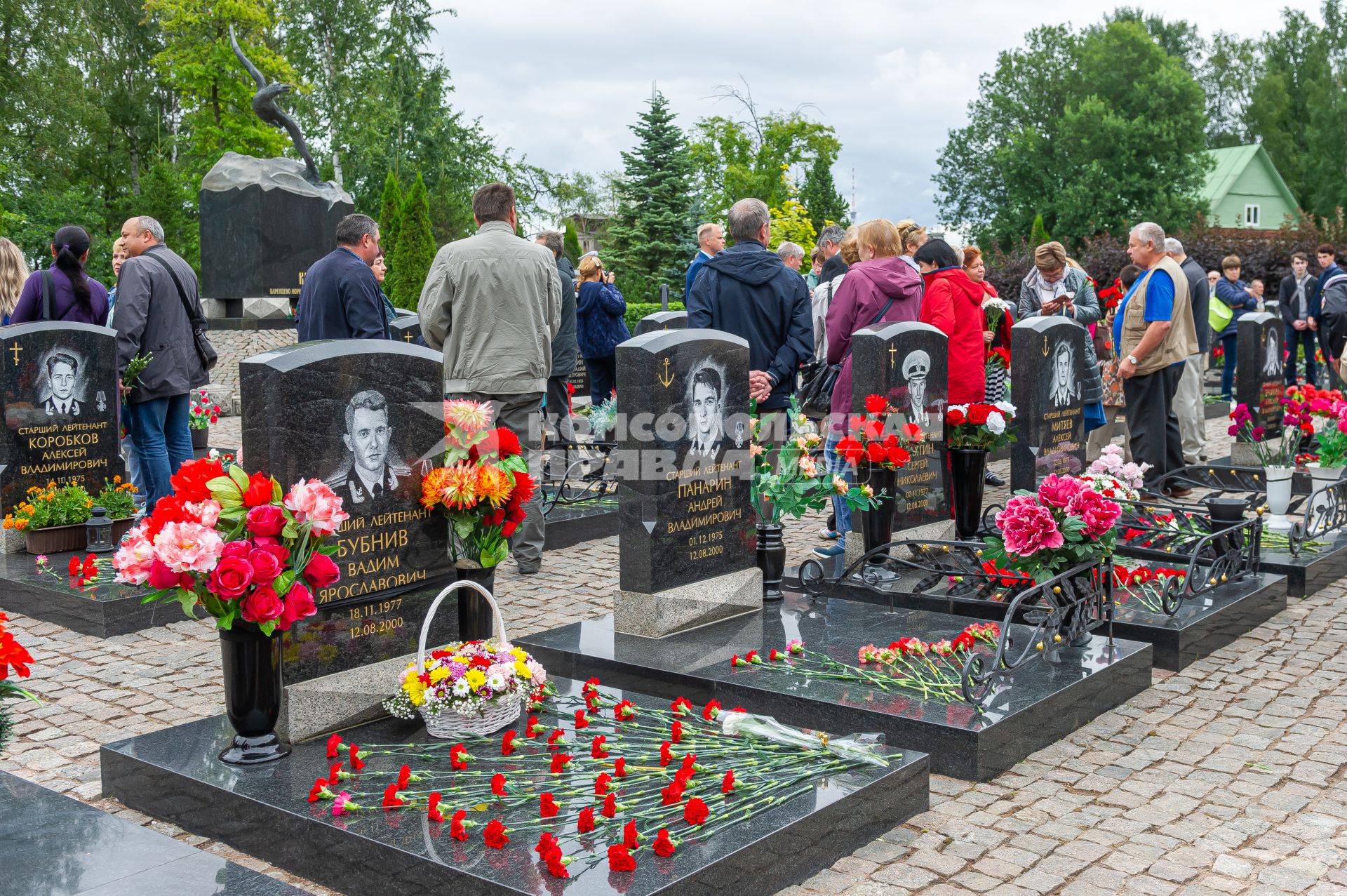 Санкт-Петербург. Родственники погибшего экипажа подводной лодки `Курск` во время памятной церемонии на аллее героев на Серафимовском кладбище в 20-ю годовщину со дня катастрофы.