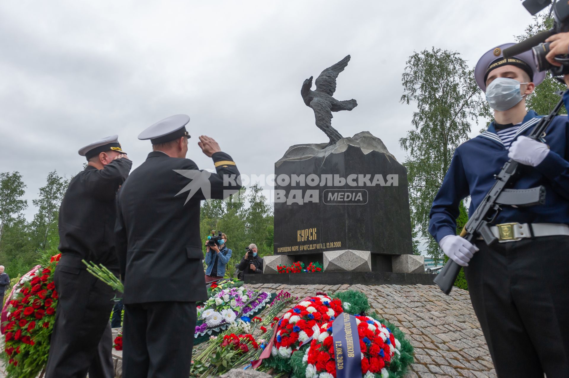 Санкт-Петербург.  Военнослужащие на памятной церемонии на аллее героев на Серафимовском кладбище в 20-ю годовщину со дня гибели подводной лодки `Курск`.