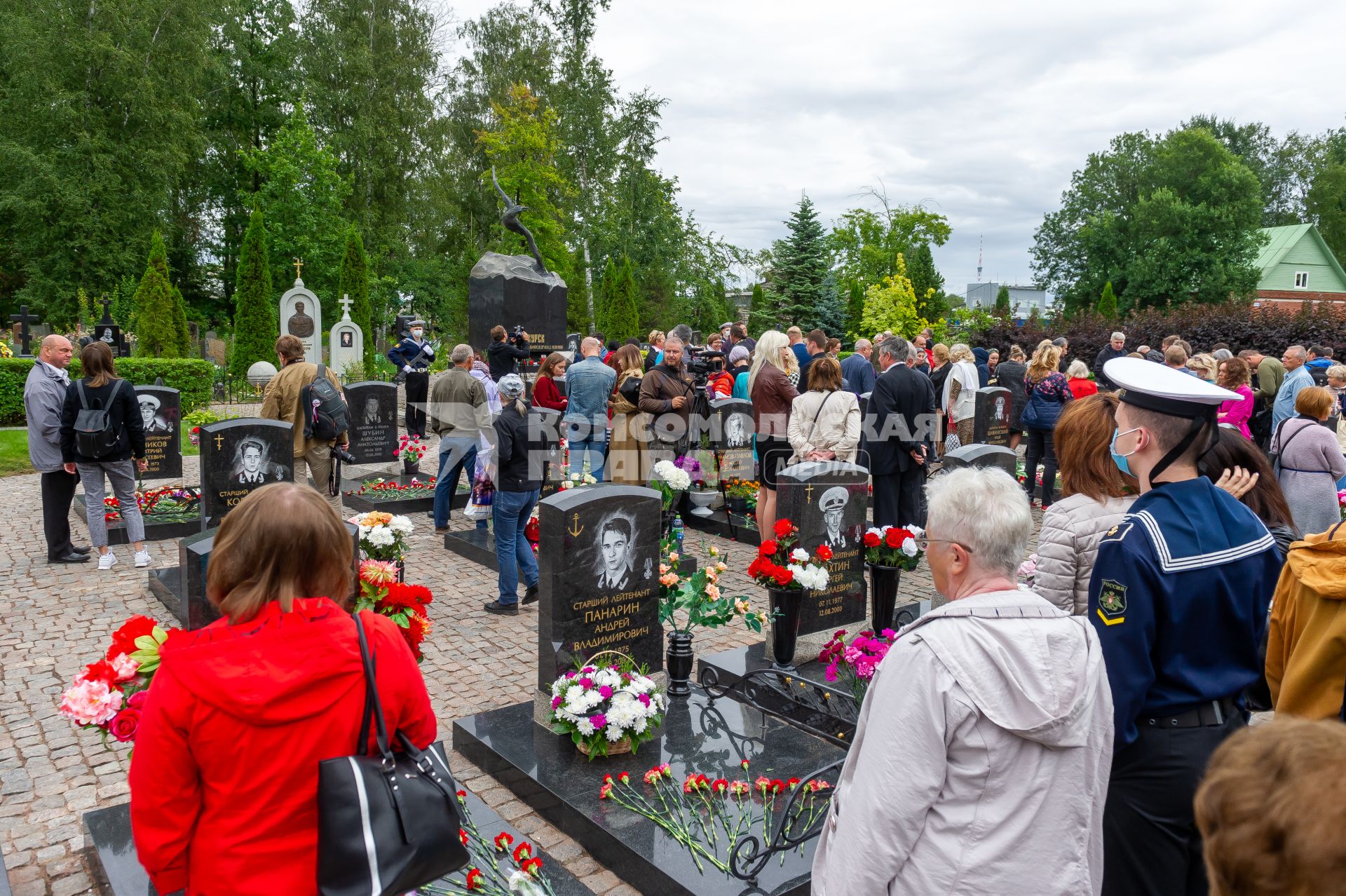 Санкт-Петербург. Родственники погибшего экипажа подводной лодки `Курск` во время памятной церемонии на аллее героев на Серафимовском кладбище в 20-ю годовщину со дня катастрофы.