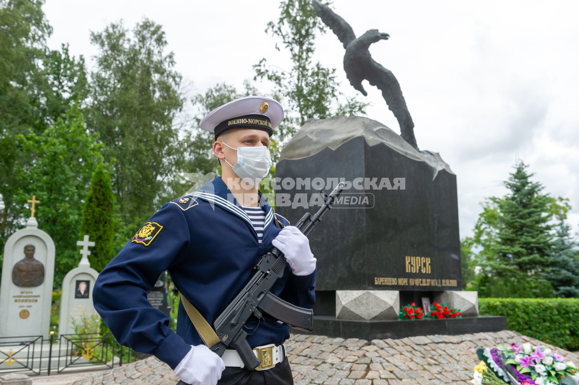 Санкт-Петербург.  Военнослужащий на памятной церемонии на аллее героев на Серафимовском кладбище в 20-ю годовщину со дня гибели подводной лодки `Курск`.