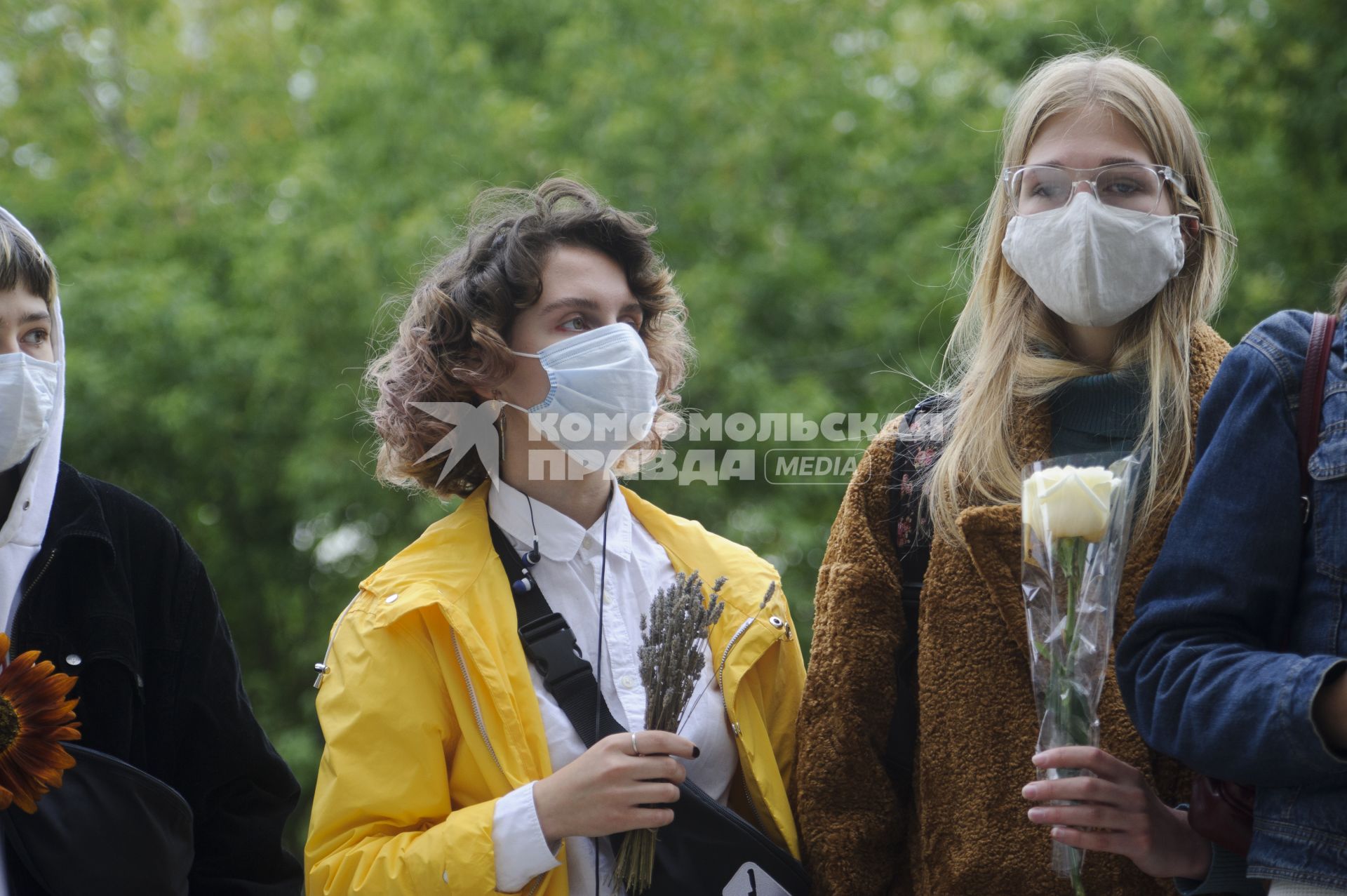 Екатеринберг. Акция в поддержку жителей Белоруссии, где после выборов президента 9 августа 2020г начались стычки с силовиками. Горожане с цветами в руках выстроились живой цепью и пели песни у стен отделения посольства Республики Белорусь.