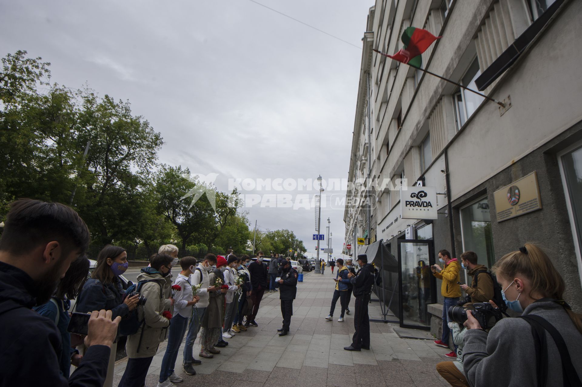 Екатеринберг. Акция в поддержку жителей Белоруссии, где после выборов президента 9 августа 2020г начались стычки с силовиками. Горожане с цветами в руках выстроились живой цепью и пели песни у стен отделения посольства Республики Белорусь.