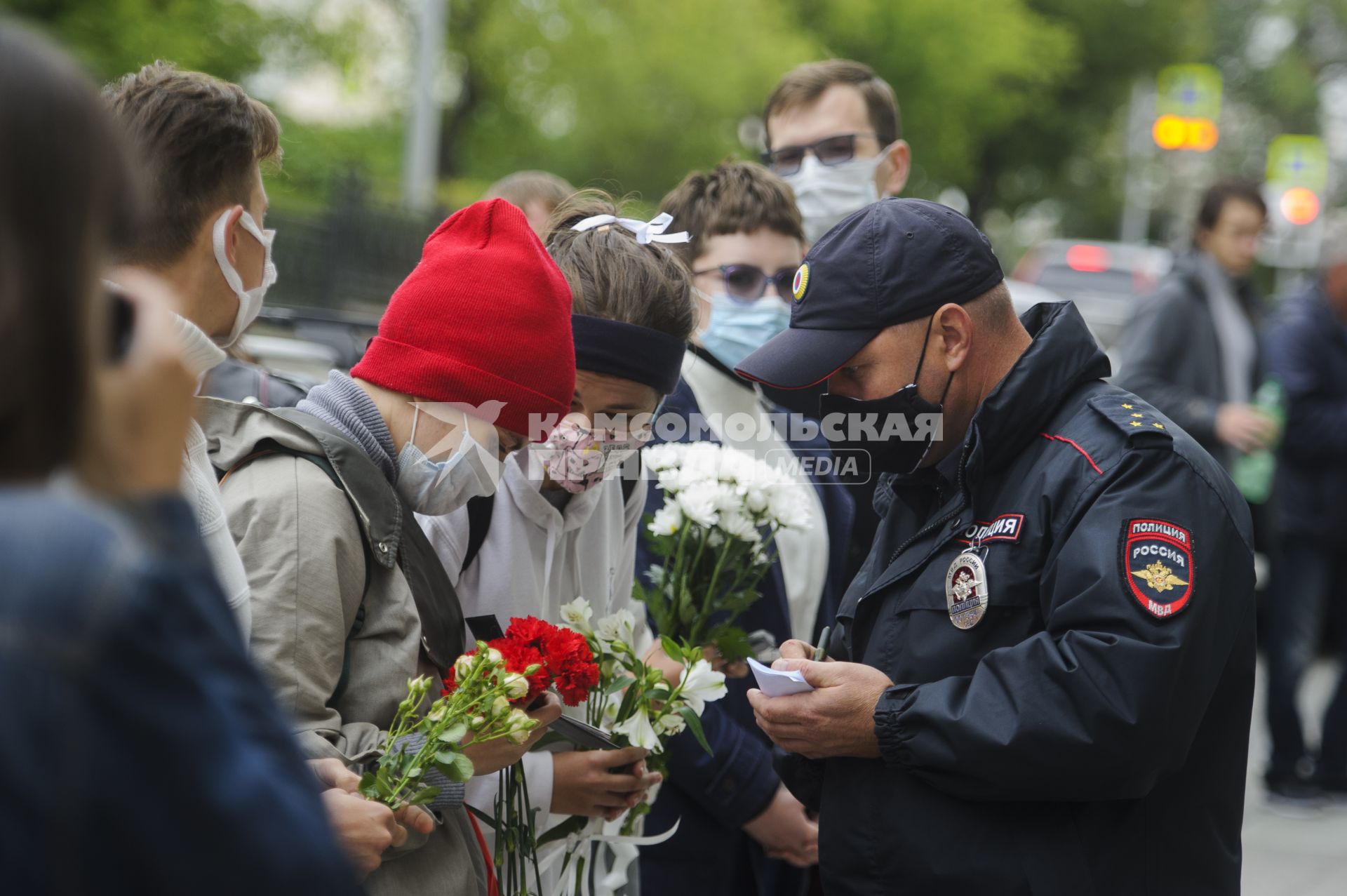 Екатеринберг. Акция в поддержку жителей Белоруссии, где после выборов президента 9 августа 2020г начались стычки с силовиками. Горожане с цветами в руках выстроились живой цепью и пели песни у стен отделения посольства Республики Белорусь.