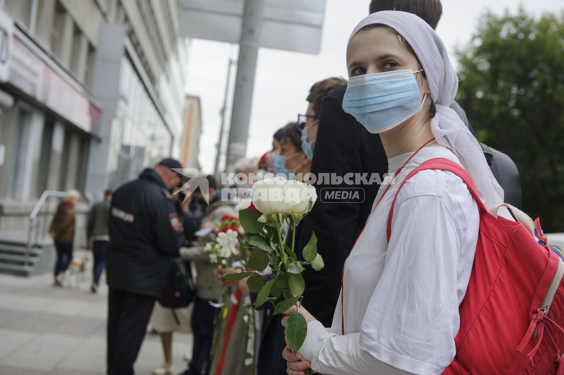 Екатеринберг. Акция в поддержку жителей Белоруссии, где после выборов президента 9 августа 2020г начались стычки с силовиками. Горожане с цветами в руках выстроились живой цепью и пели песни у стен отделения посольства Республики Белорусь.