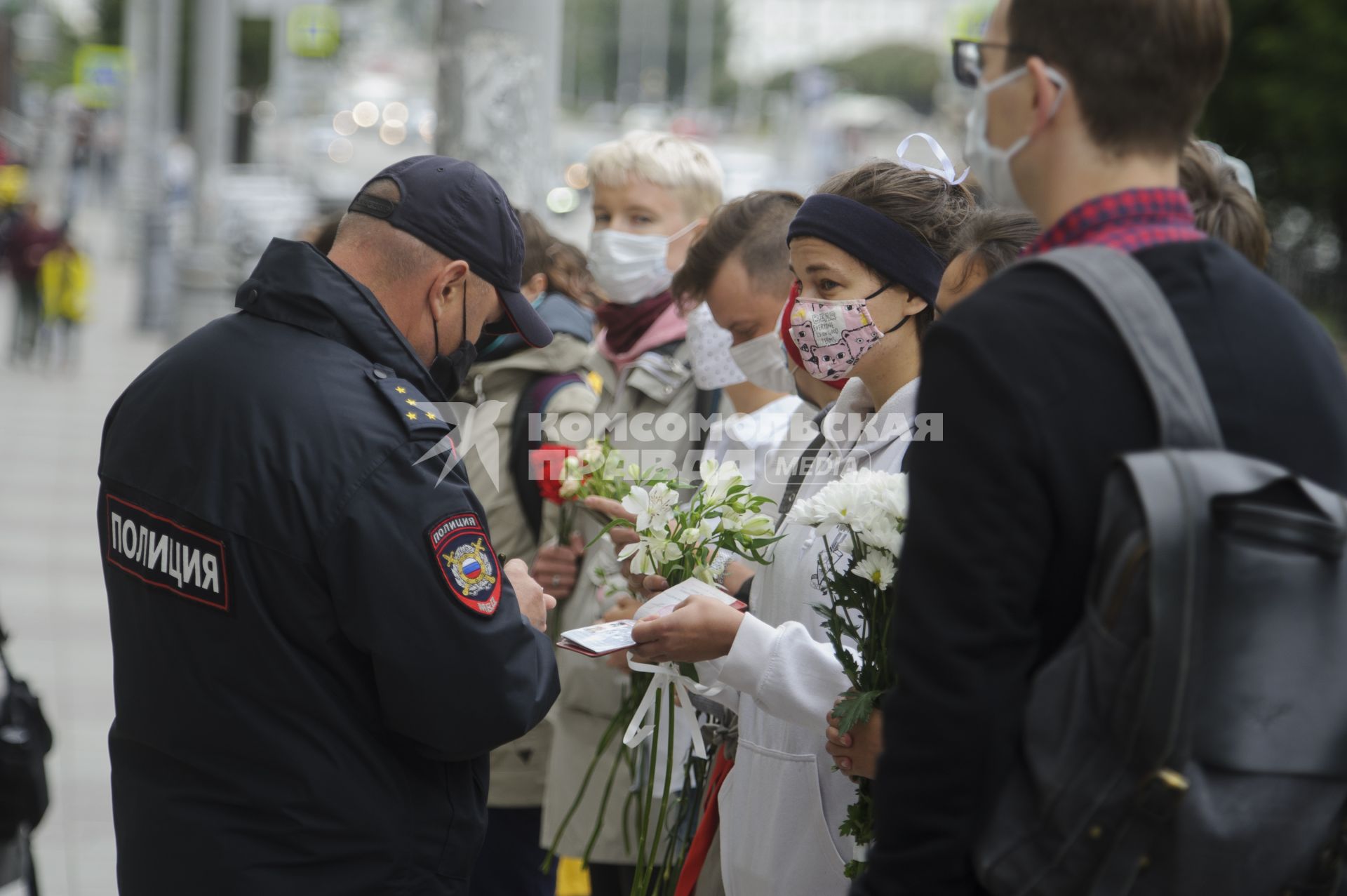 Екатеринберг. Акция в поддержку жителей Белоруссии, где после выборов президента 9 августа 2020г начались стычки с силовиками. Горожане с цветами в руках выстроились живой цепью и пели песни у стен отделения посольства Республики Белорусь.