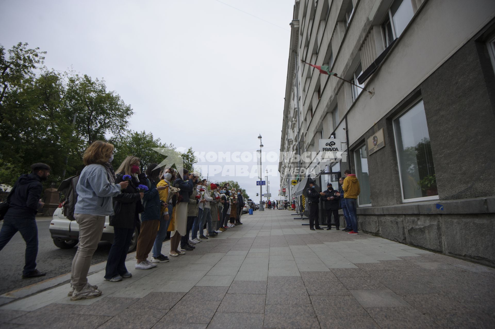 Екатеринберг. Акция в поддержку жителей Белоруссии, где после выборов президента 9 августа 2020г начались стычки с силовиками. Горожане с цветами в руках выстроились живой цепью и пели песни у стен отделения посольства Республики Белорусь.