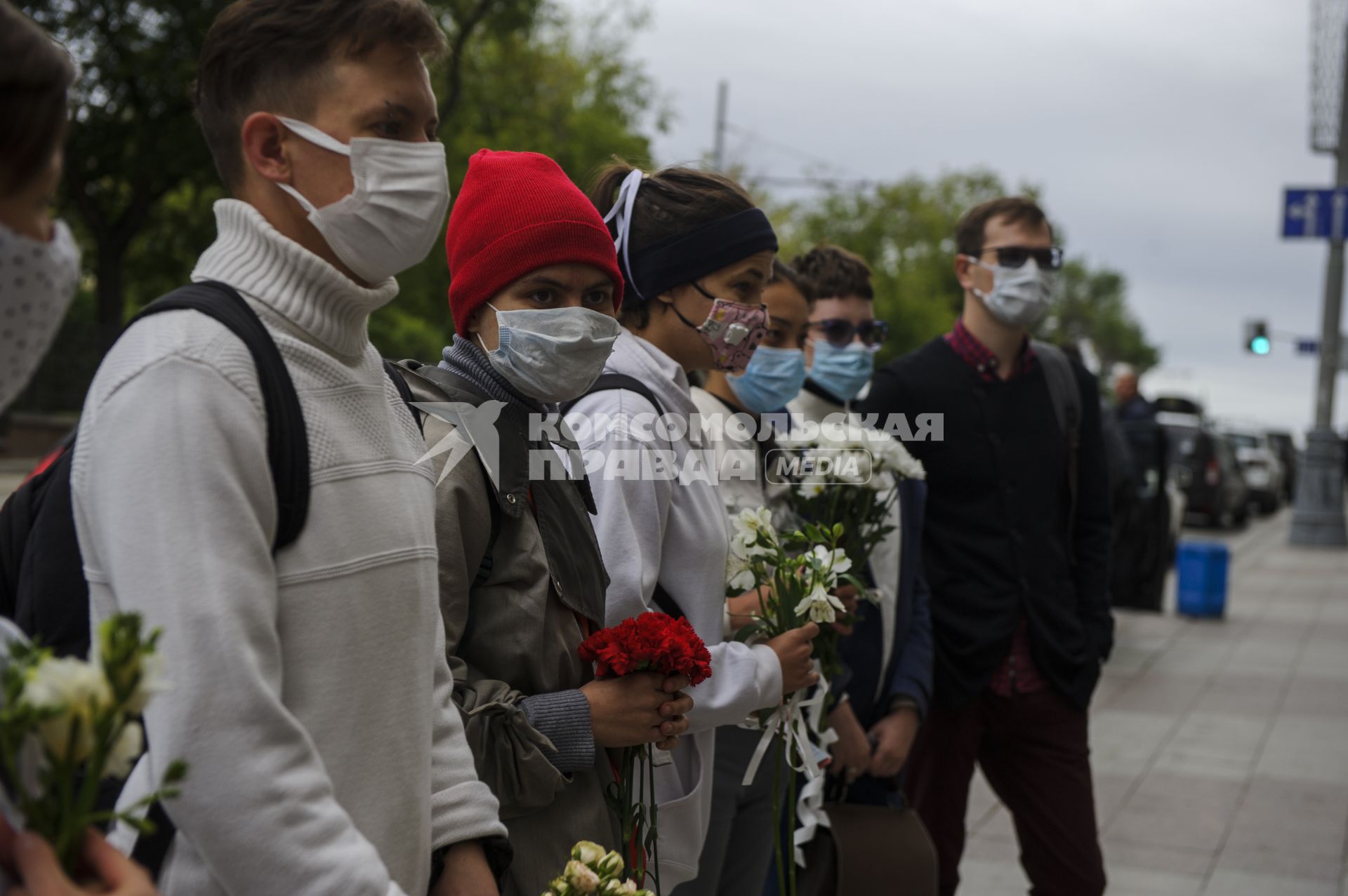 Екатеринберг. Акция в поддержку жителей Белоруссии, где после выборов президента 9 августа 2020г начались стычки с силовиками. Горожане с цветами в руках выстроились живой цепью и пели песни у стен отделения посольства Республики Белорусь.