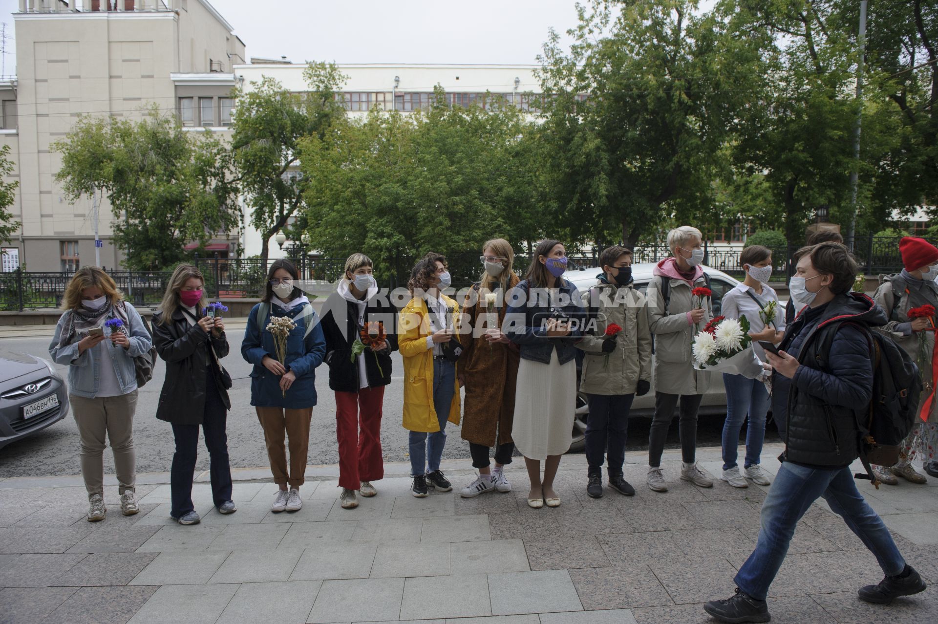 Екатеринберг. Акция в поддержку жителей Белоруссии, где после выборов президента 9 августа 2020г начались стычки с силовиками. Горожане с цветами в руках выстроились живой цепью и пели песни у стен отделения посольства Республики Белорусь.