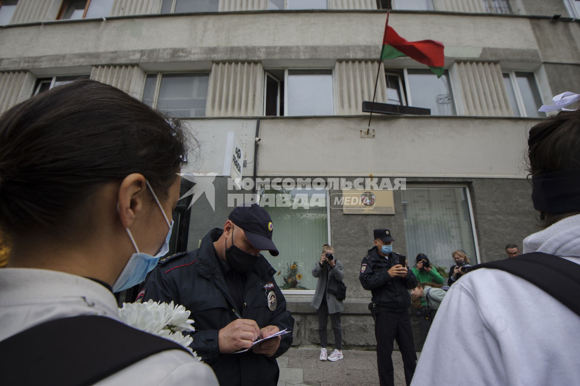 Екатеринберг. Акция в поддержку жителей Белоруссии, где после выборов президента 9 августа 2020г начались стычки с силовиками. Горожане с цветами в руках выстроились живой цепью и пели песни у стен отделения посольства Республики Белорусь.