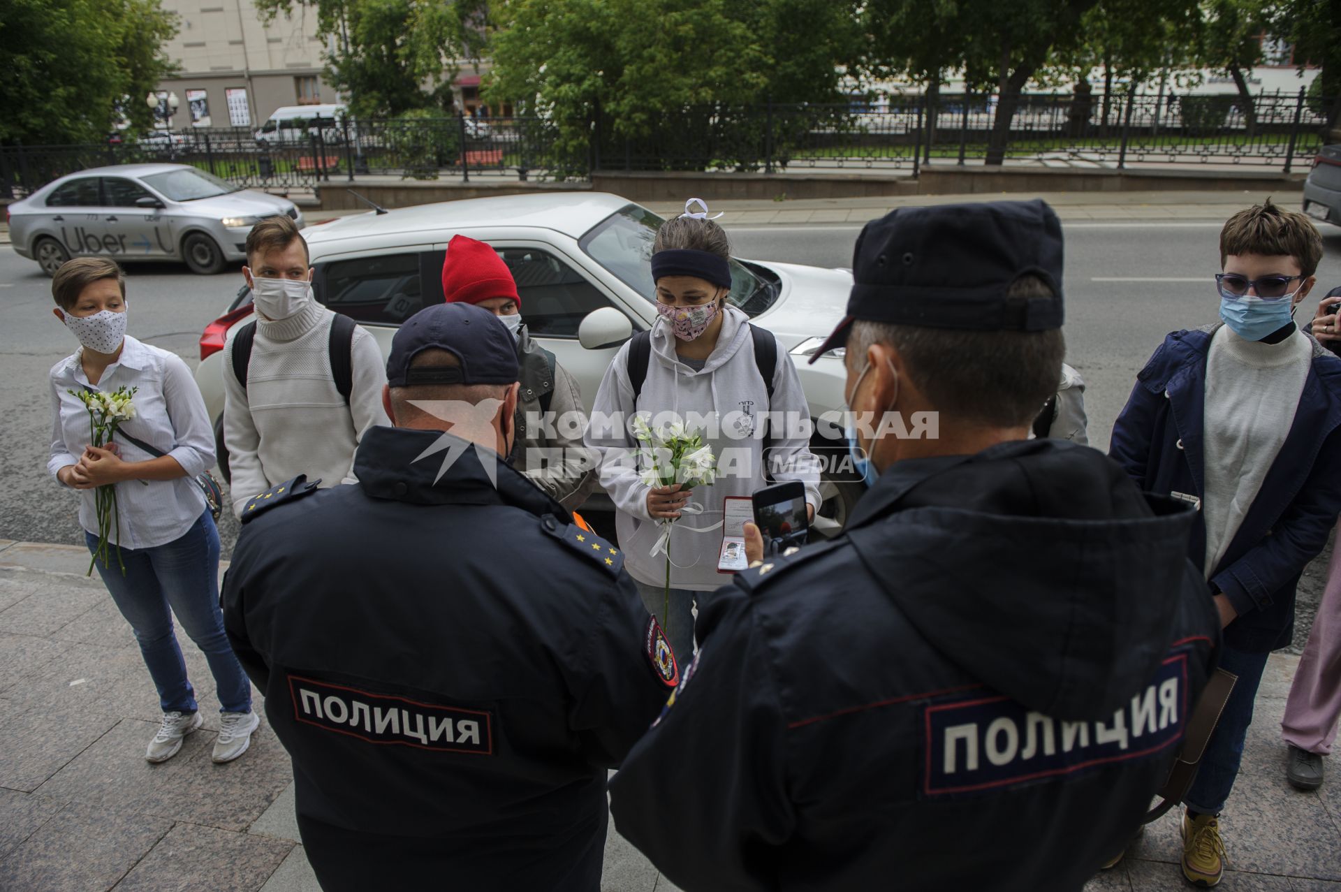 Екатеринберг. Акция в поддержку жителей Белоруссии, где после выборов президента 9 августа 2020г начались стычки с силовиками. Горожане с цветами в руках выстроились живой цепью и пели песни у стен отделения посольства Республики Белорусь.