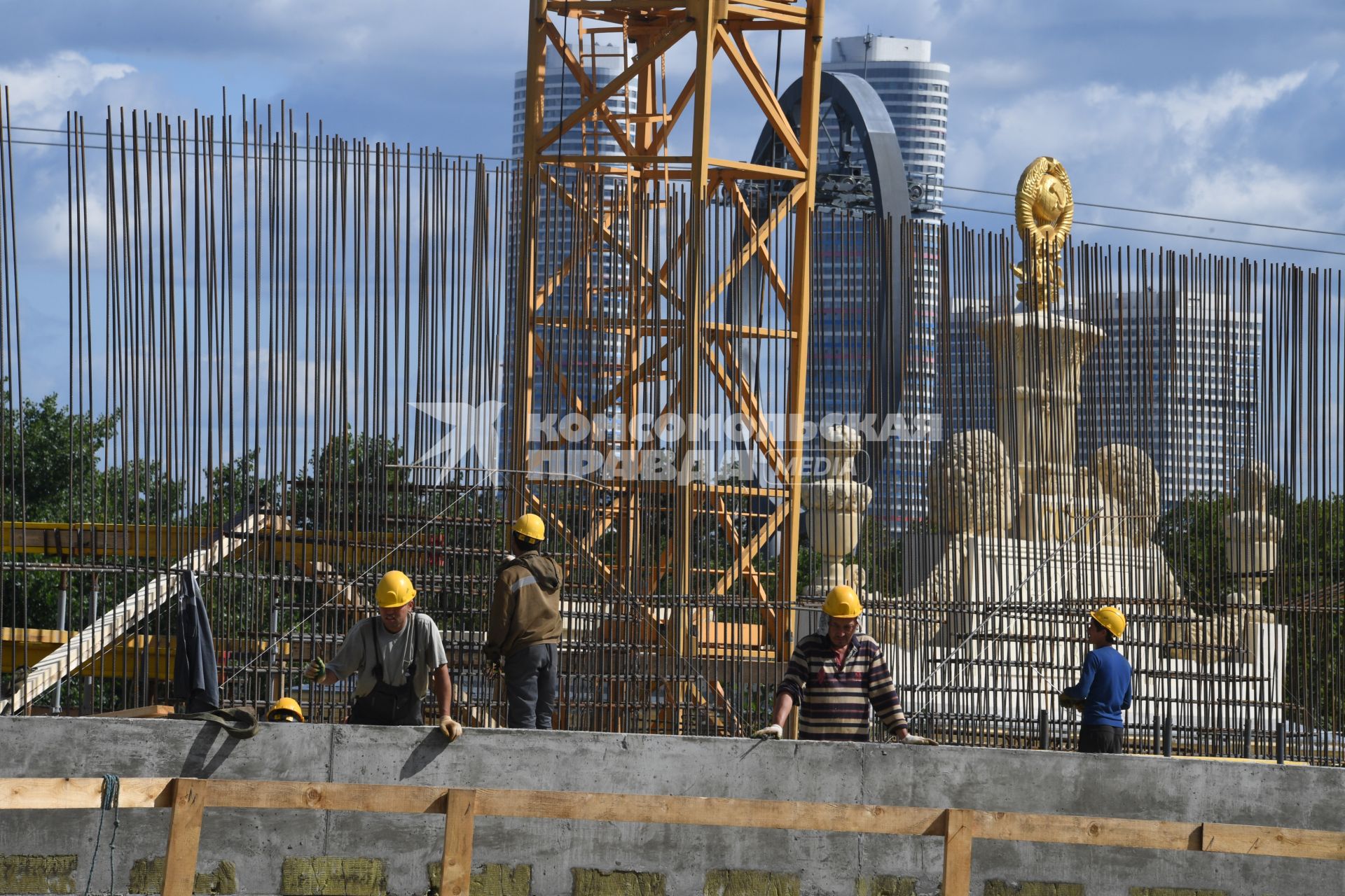 Москва. Строительство колеса обозрения `Солнце Москвы` на ВДНХ.