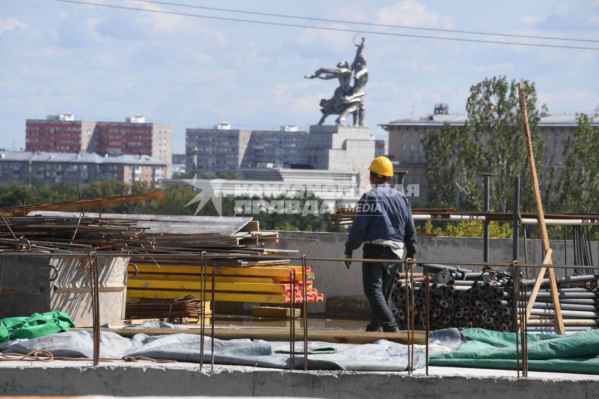 Москва. Строительство колеса обозрения `Солнце Москвы` на ВДНХ.
