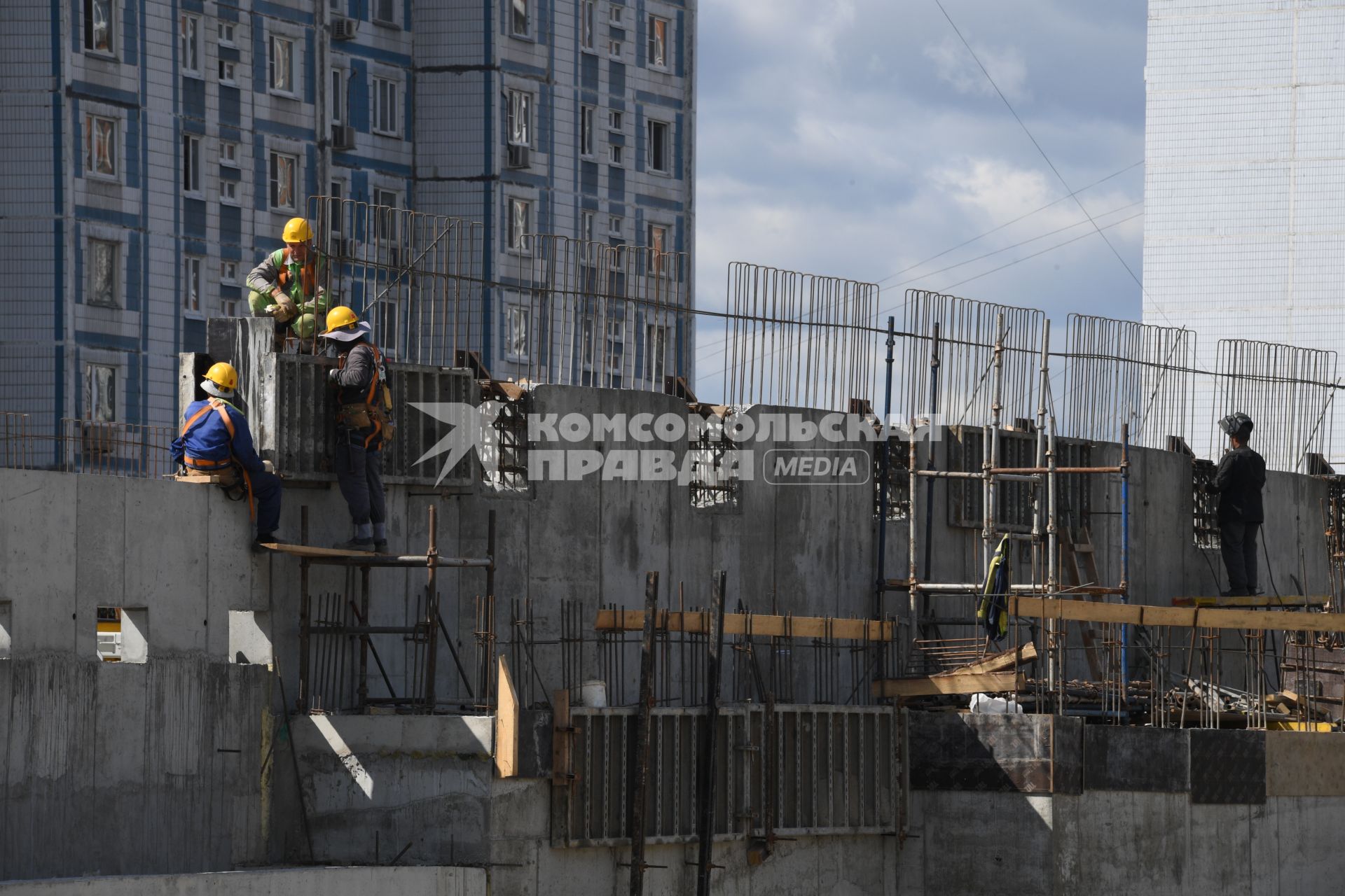 Москва. Строительство колеса обозрения `Солнце Москвы` на ВДНХ.