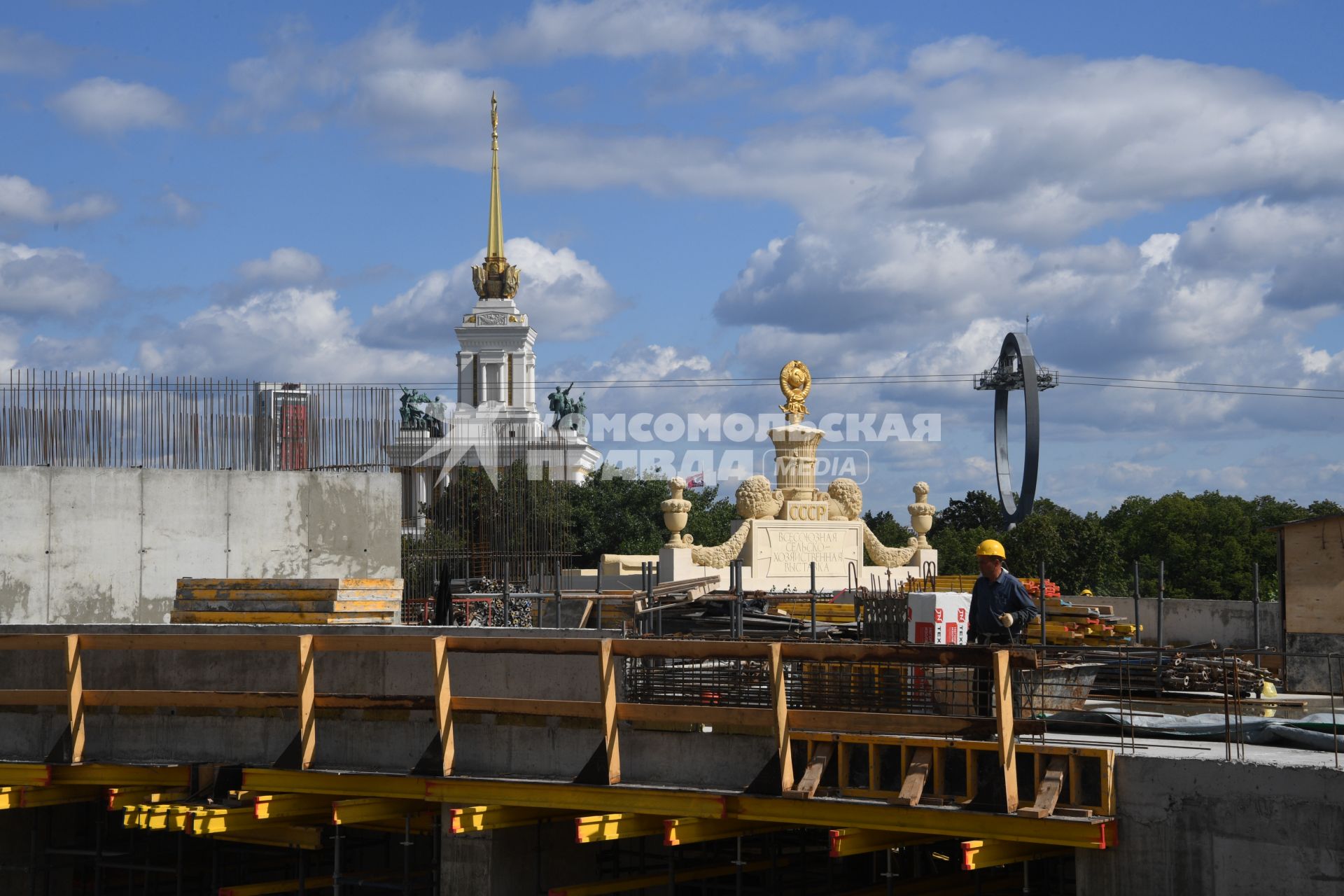 Москва. Строительство колеса обозрения `Солнце Москвы` на ВДНХ.