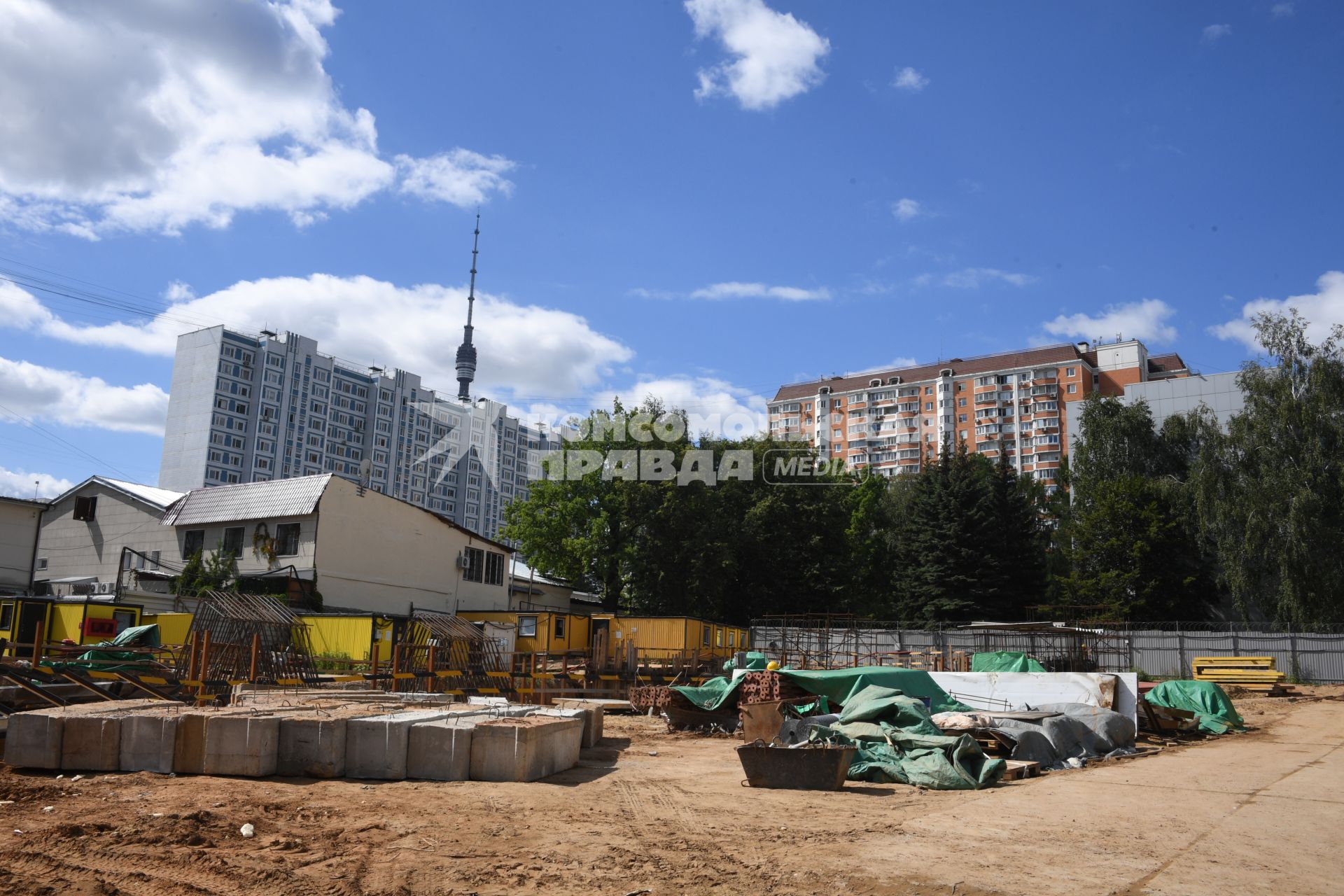 Москва. Строительство колеса обозрения `Солнце Москвы` на ВДНХ.