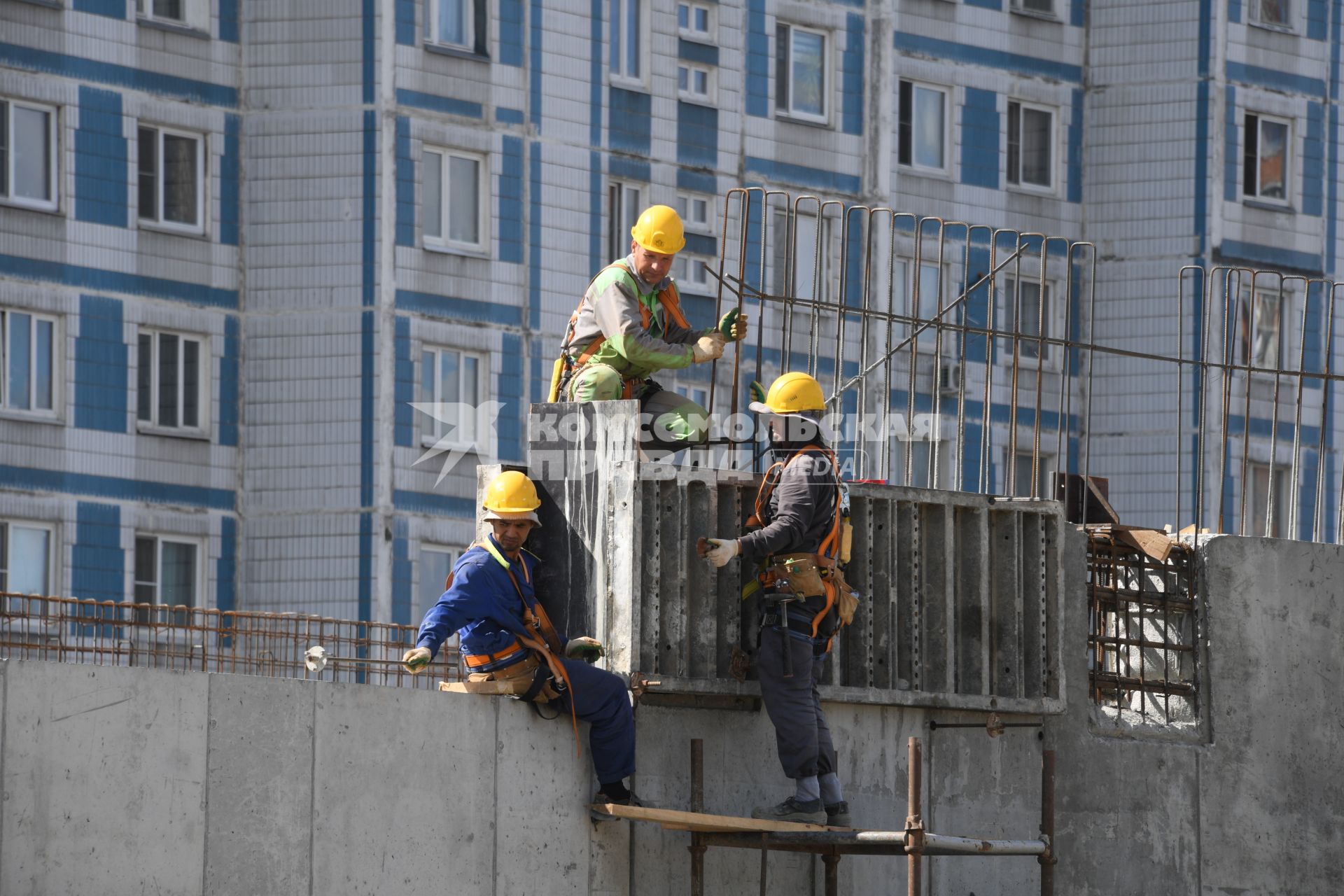 Москва. Строительство колеса обозрения `Солнце Москвы` на ВДНХ.