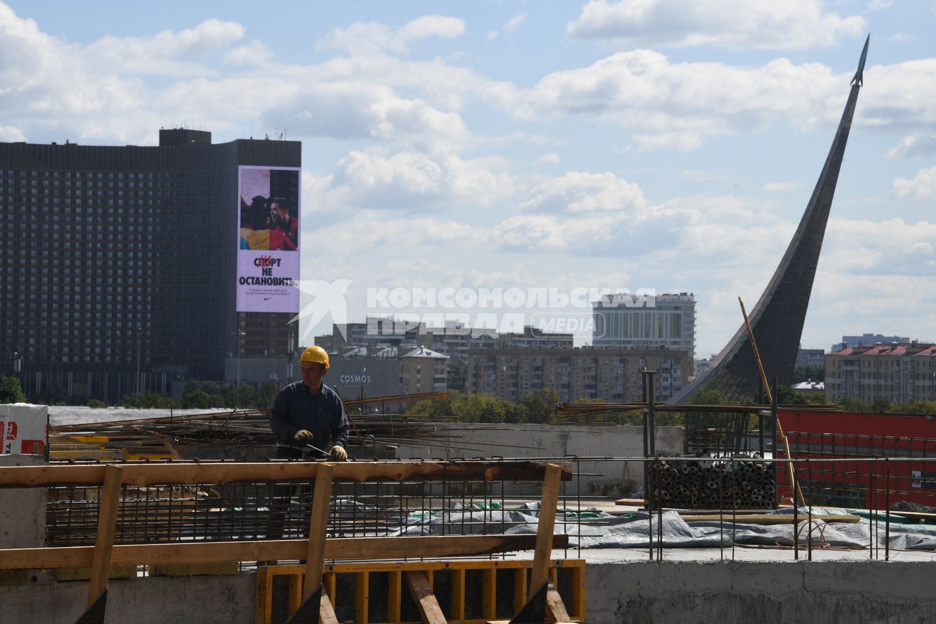 Москва. Строительство колеса обозрения `Солнце Москвы` на ВДНХ.