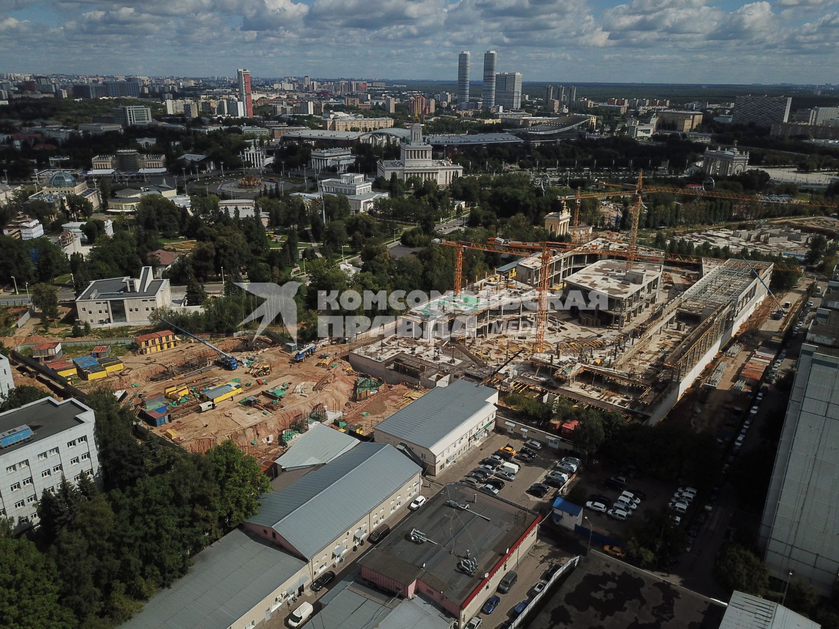 Москва. Строительство колеса обозрения `Солнце Москвы` на ВДНХ.