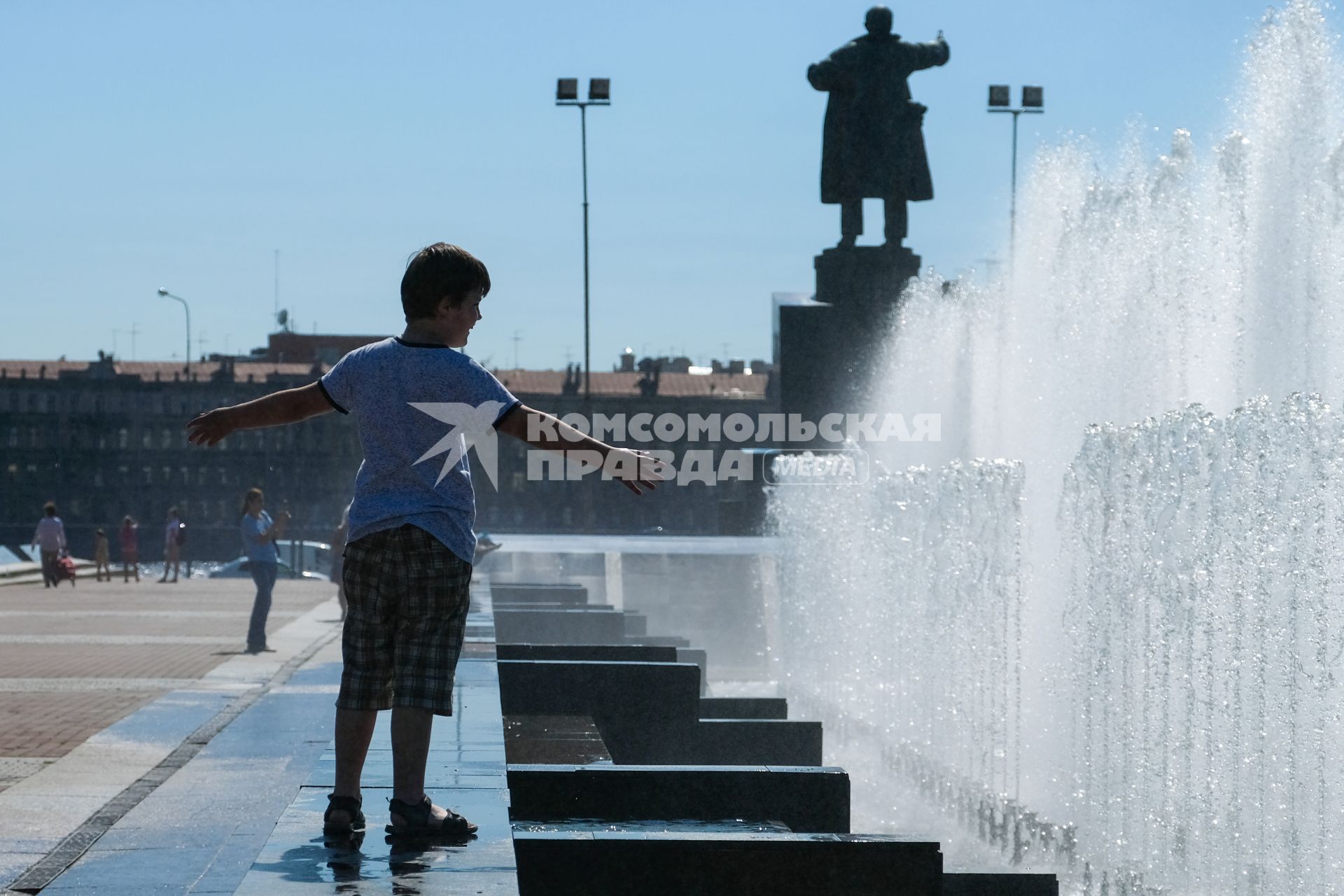 Санкт-Петербург.  Мальчик у фонтана  на площади Ленина.