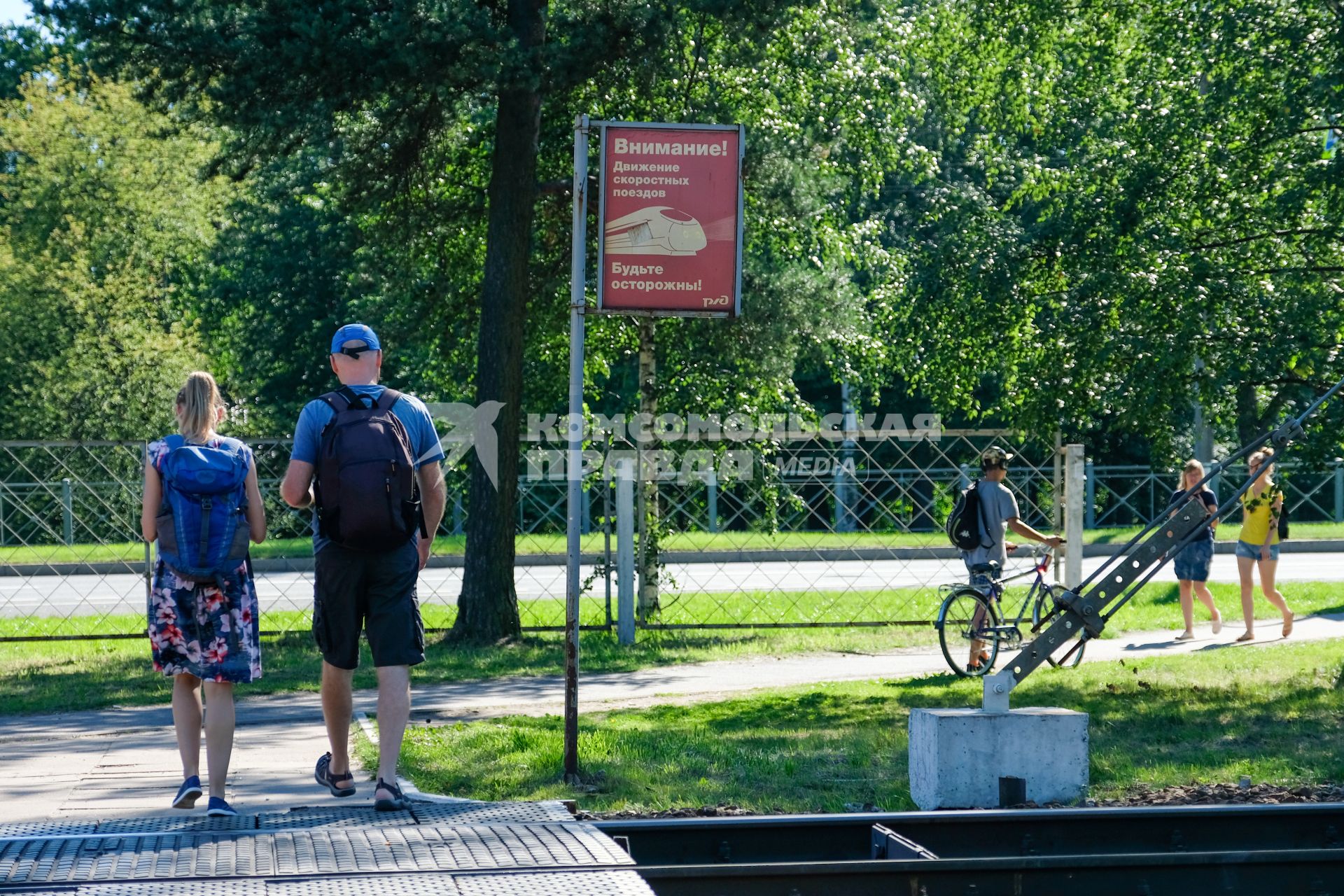 Санкт-Петербург.  Люди переходят железную дорогу.