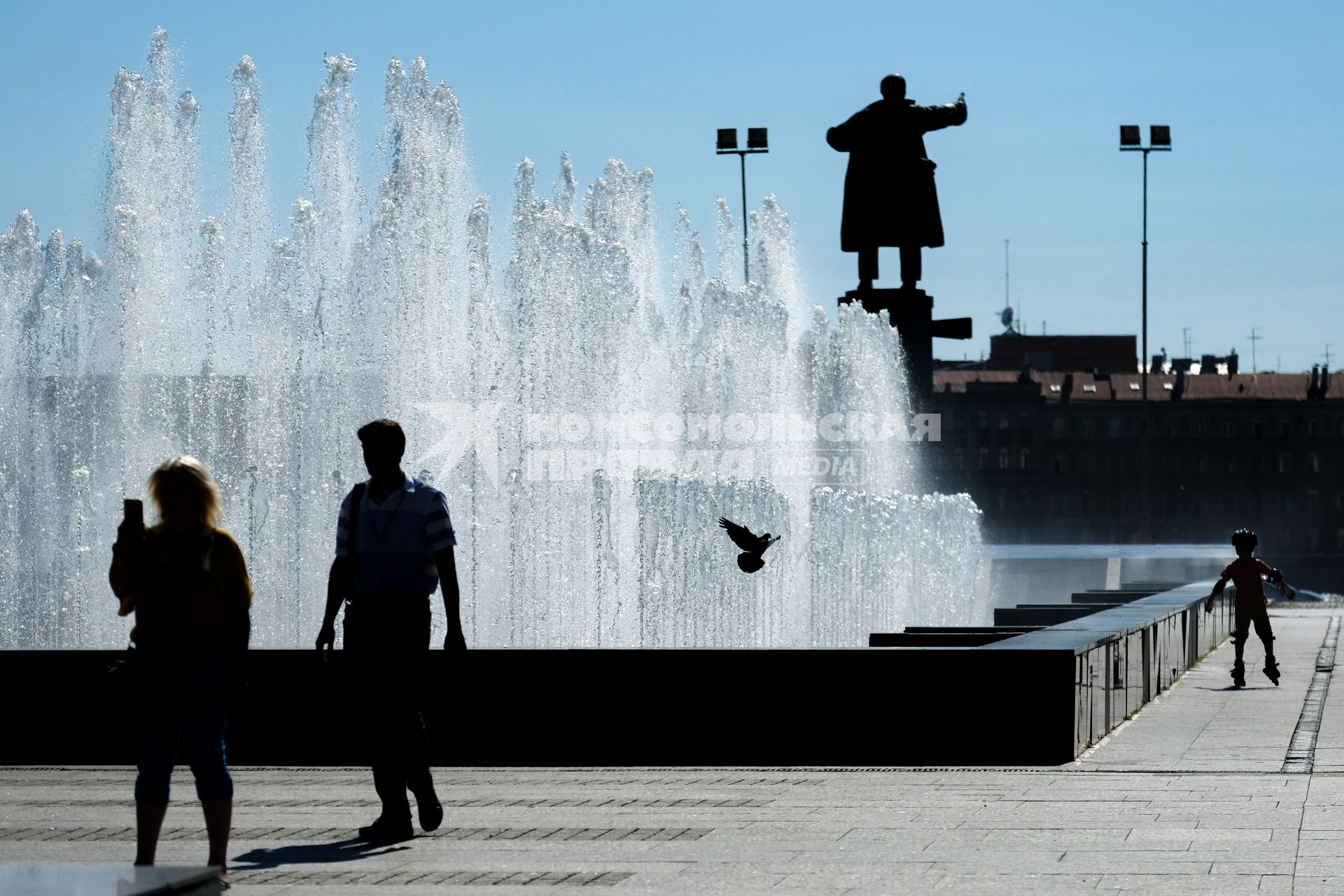 Санкт-Петербург.  Люди у фонтана  на площади Ленина.