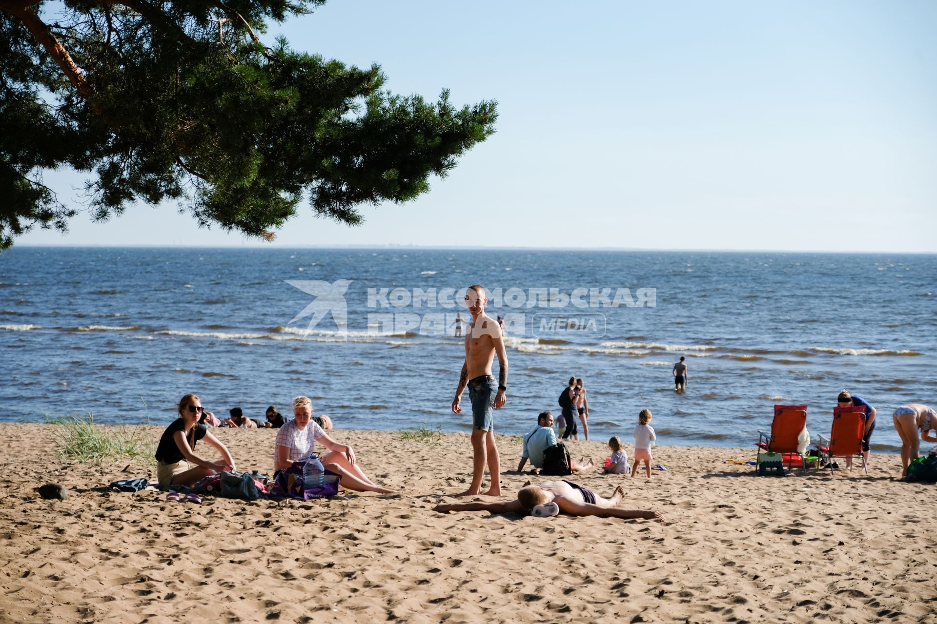 Санкт-Петербург.  Люди  отдыхают на пляже в Комарово.