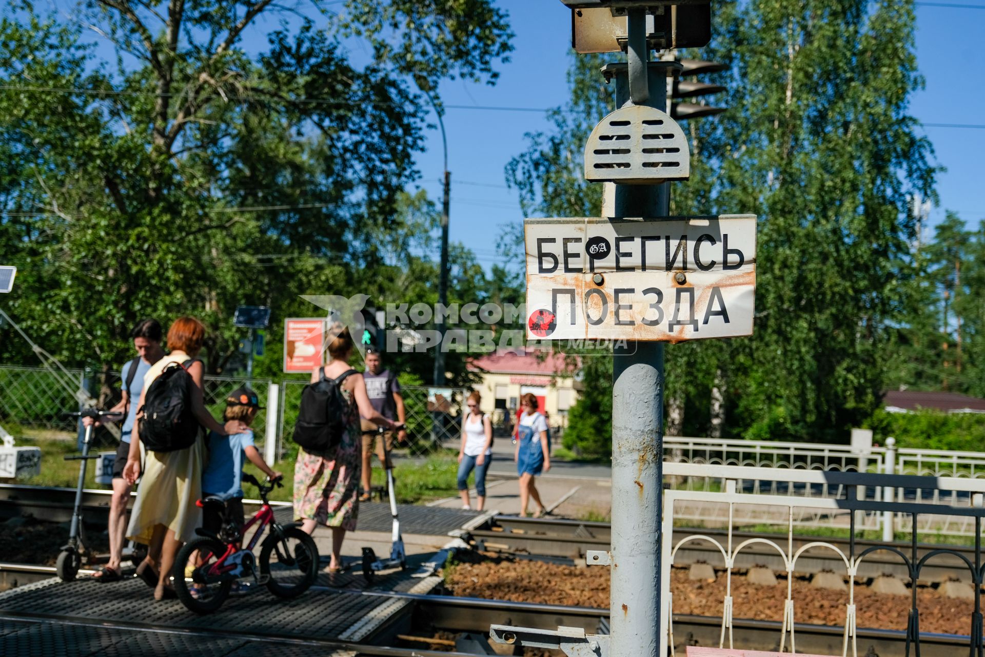 Санкт-Петербург.  Люди переходят железную дорогу.