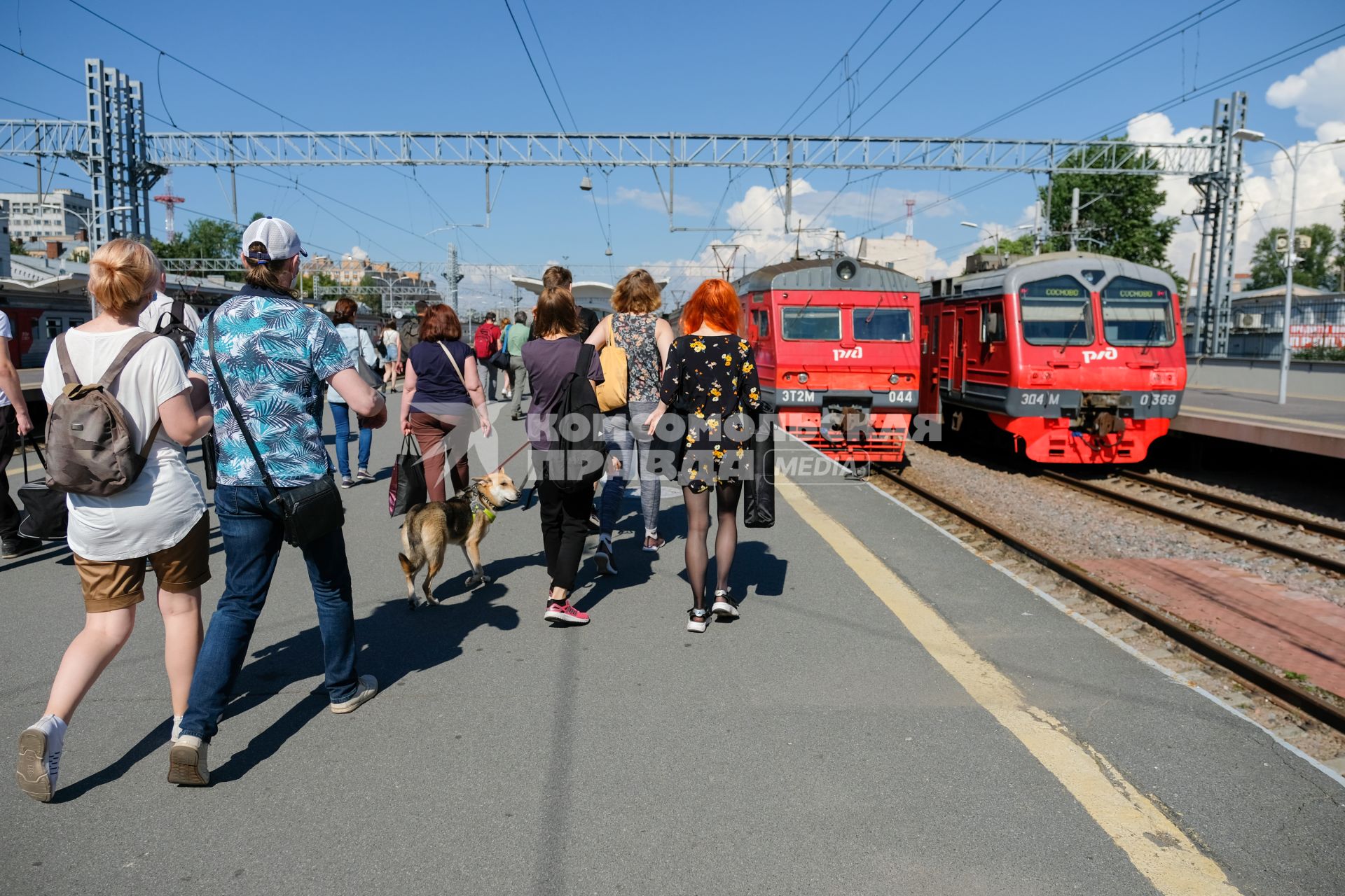 Санкт-Петербург.  Пассажиры в ожидании поезда на платформе.