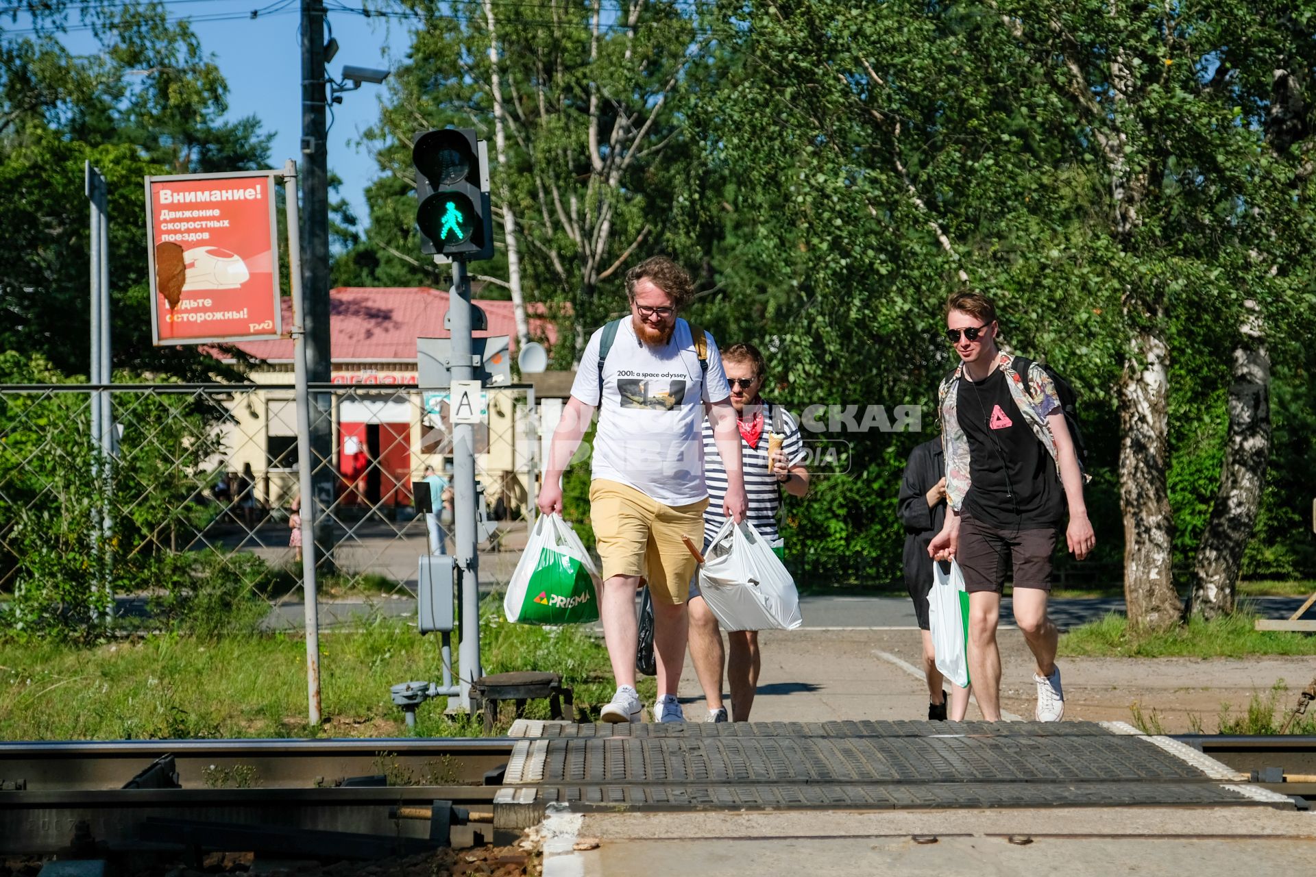 Санкт-Петербург.  Люди переходят железную дорогу.