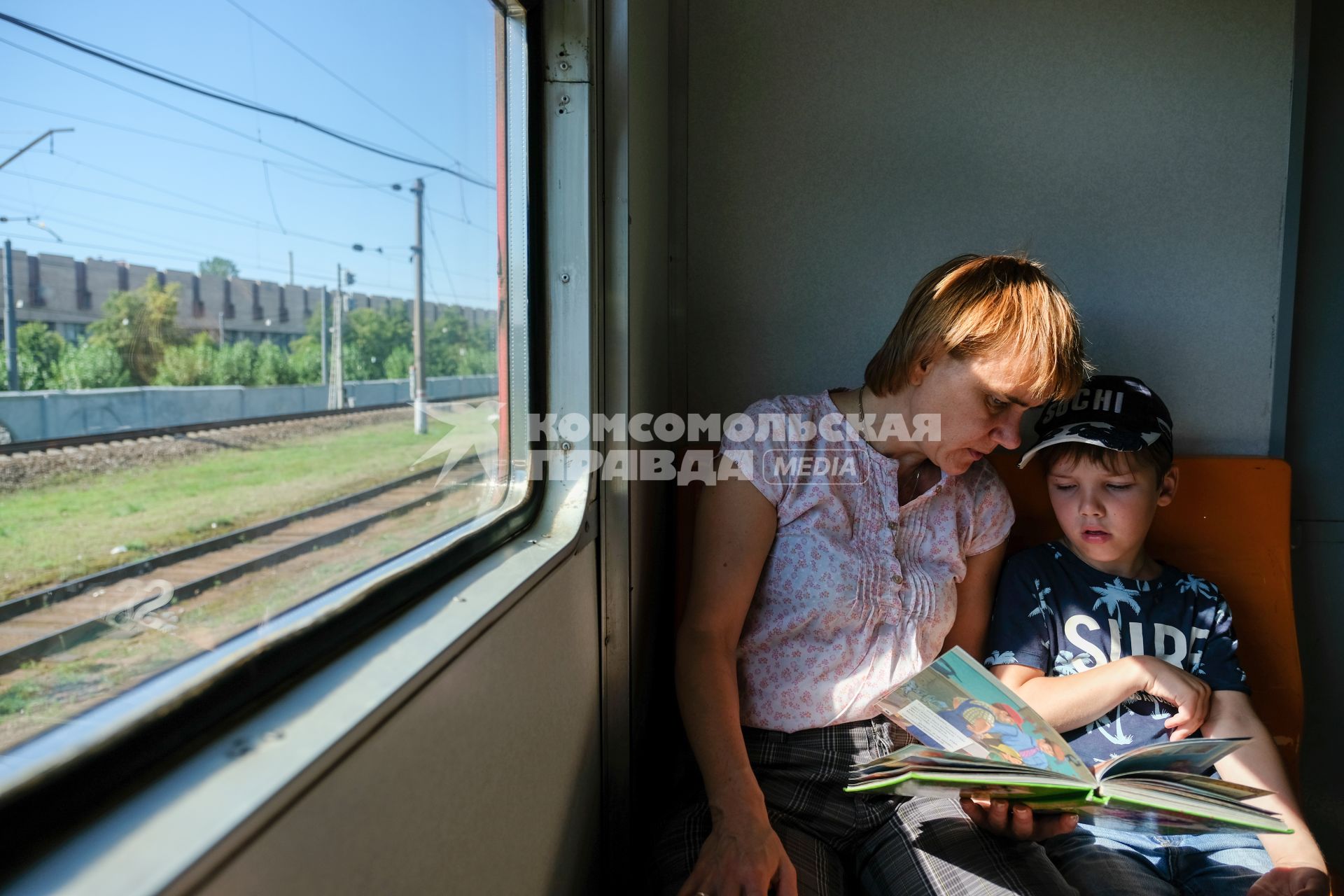 Санкт-Петербург.  Женщина с ребенком в электричке.