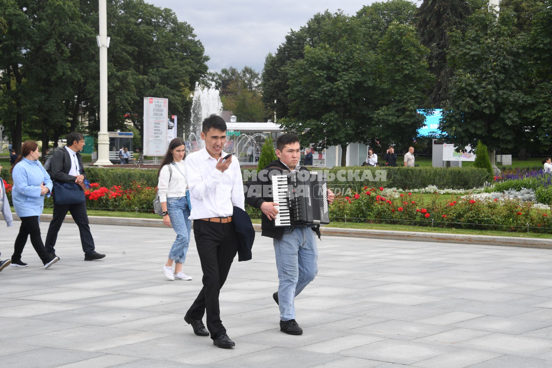 Москва. Отдыхающие на ВДНХ.