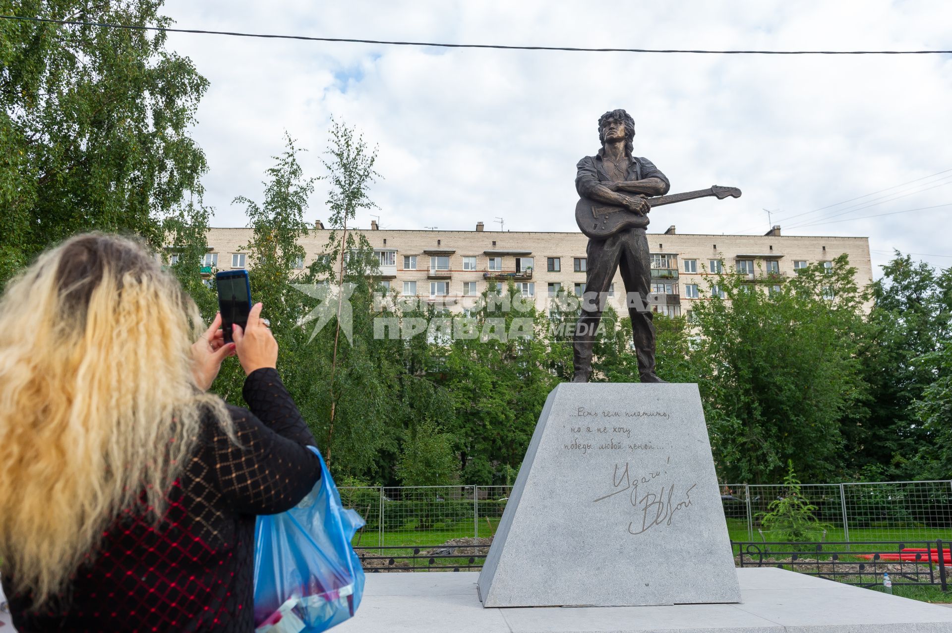 Санкт-Петербург. Памятник рок-музыканту Виктору Цою в сквере на пересечении улицы Танкиста Хрустицкого и проспекта Ветеранов.