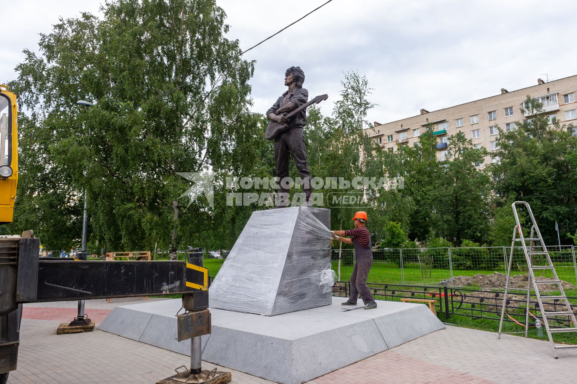 Санкт-Петербург. Памятник рок-музыканту Виктору Цою в сквере на пересечении улицы Танкиста Хрустицкого и проспекта Ветеранов.