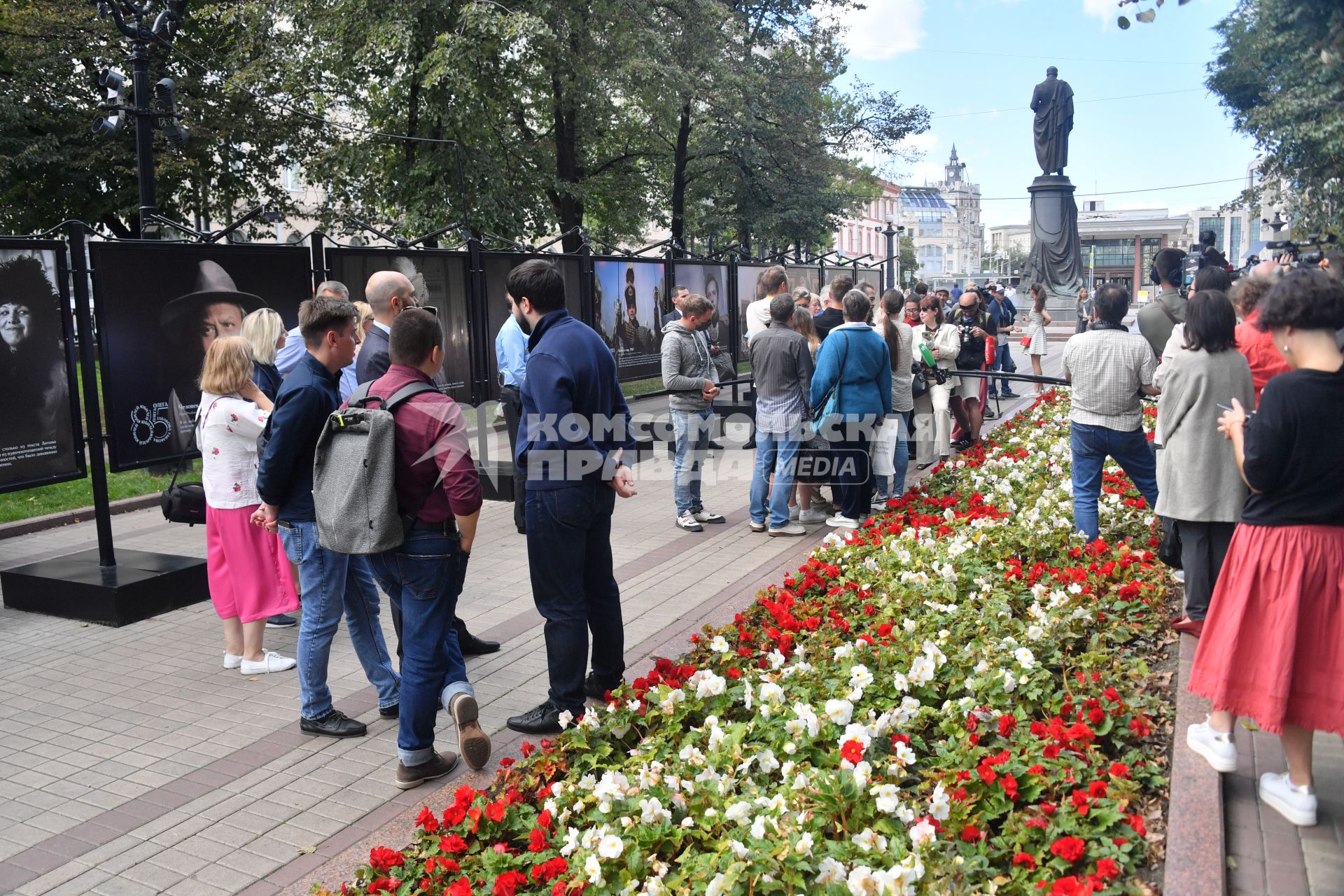 Москва. Посетители  на открытии фотовыставки, посвященной 85-летию Олега Табакова на Чистопрудном бульваре.