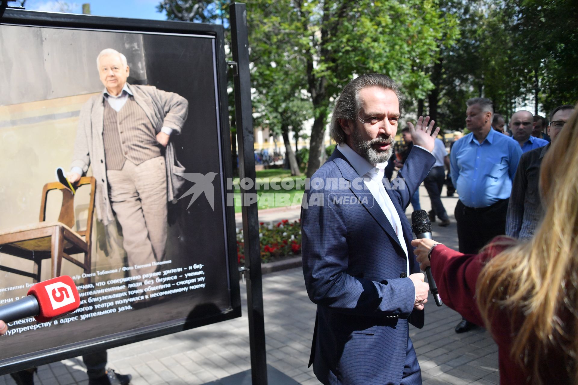 Москва.   Художественный руководитель`Московского театра Олега Табакова` Владимир Машков на открытии фотовыставки, посвященной 85-летию  Олега  Табакова на Чистопрудном бульваре.