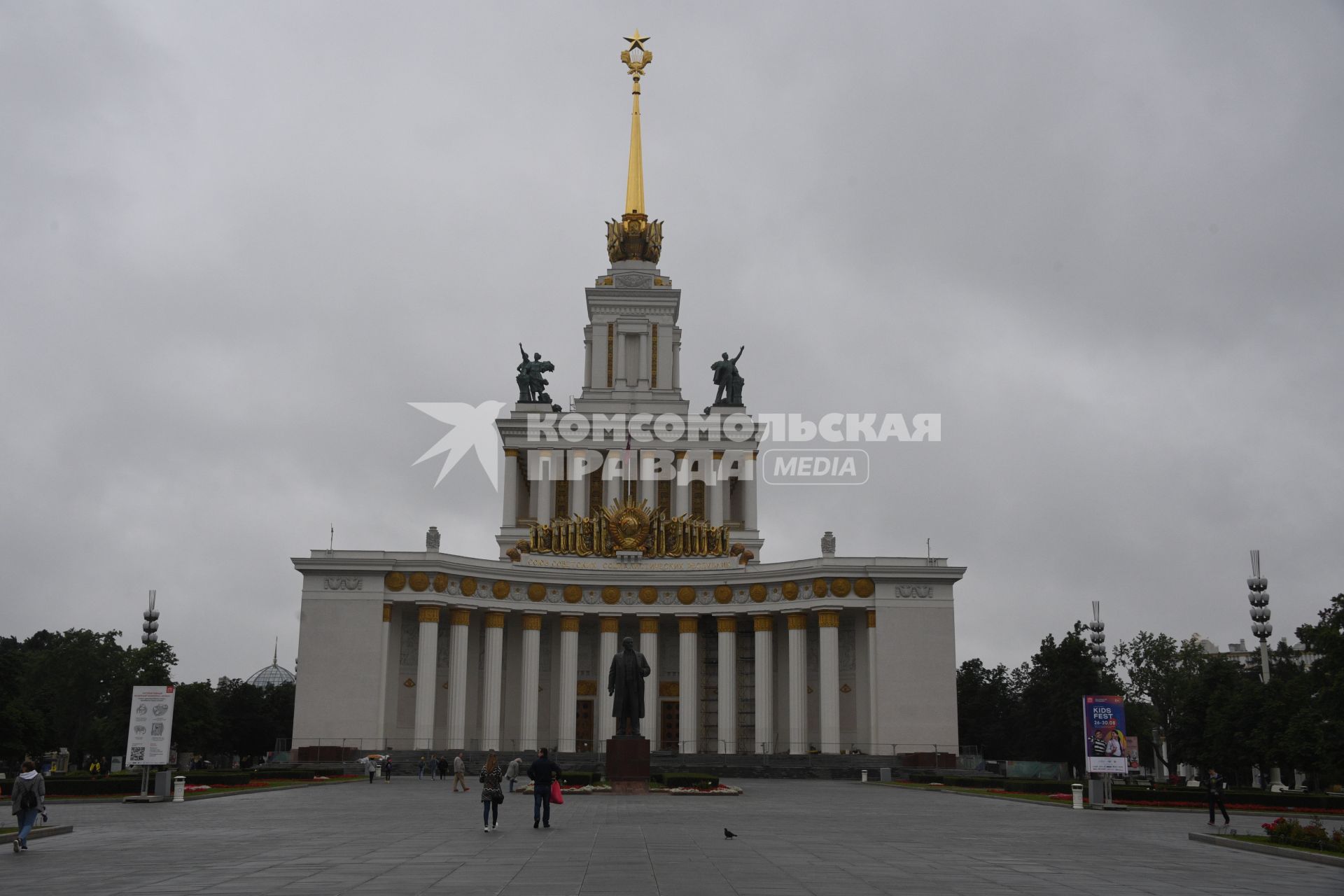 Москва.  Вид на главный павильон ВДНХ и памятник Ленину.