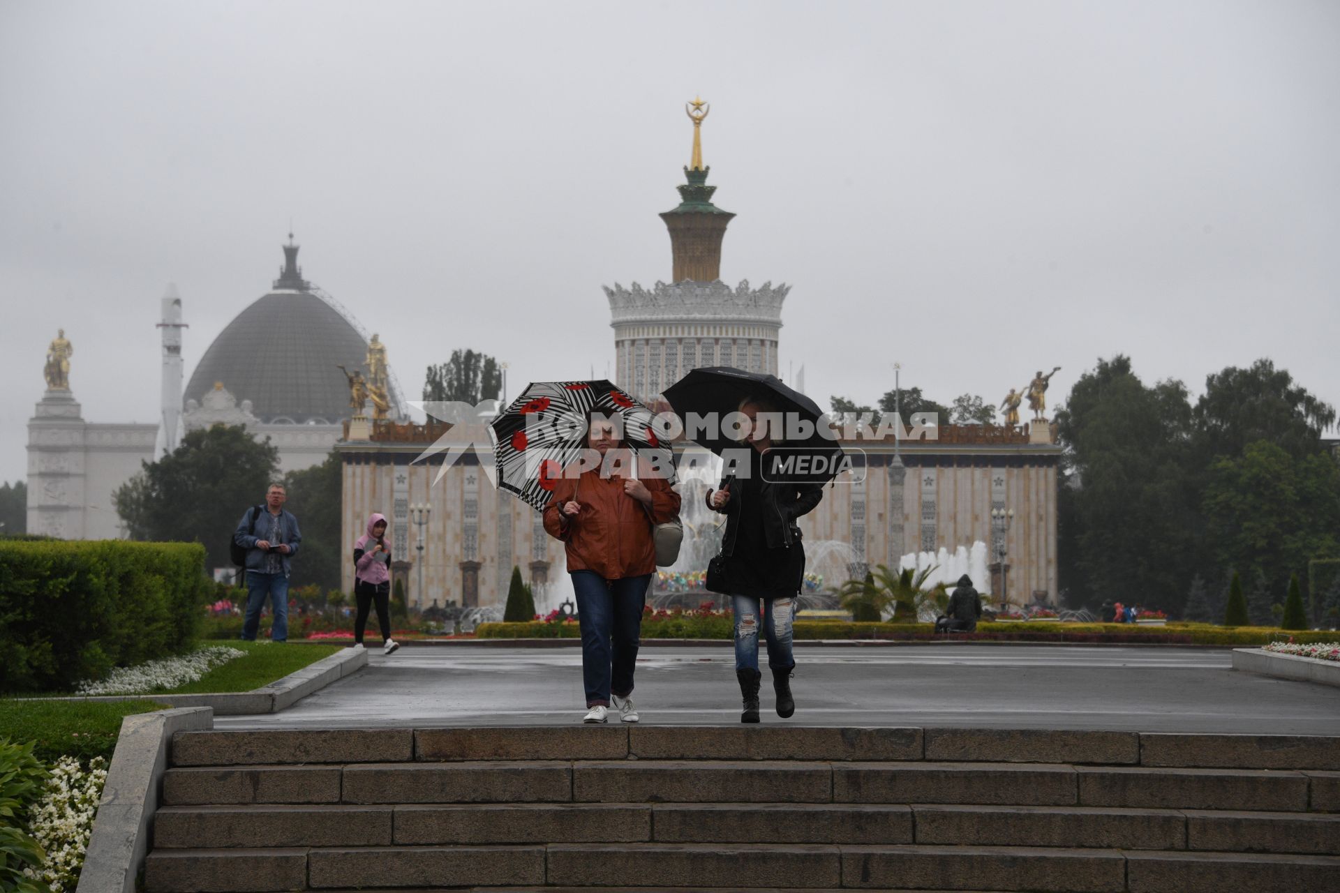 Москва. Женщины под зонтом гуляую на ВДНХ.