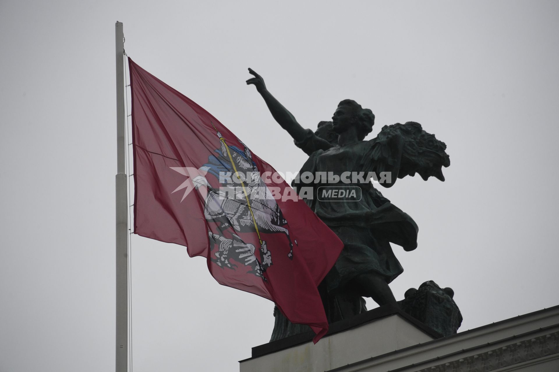 Москва. Скульптурная группа на павильоне  Центральный  на ВДНХ.