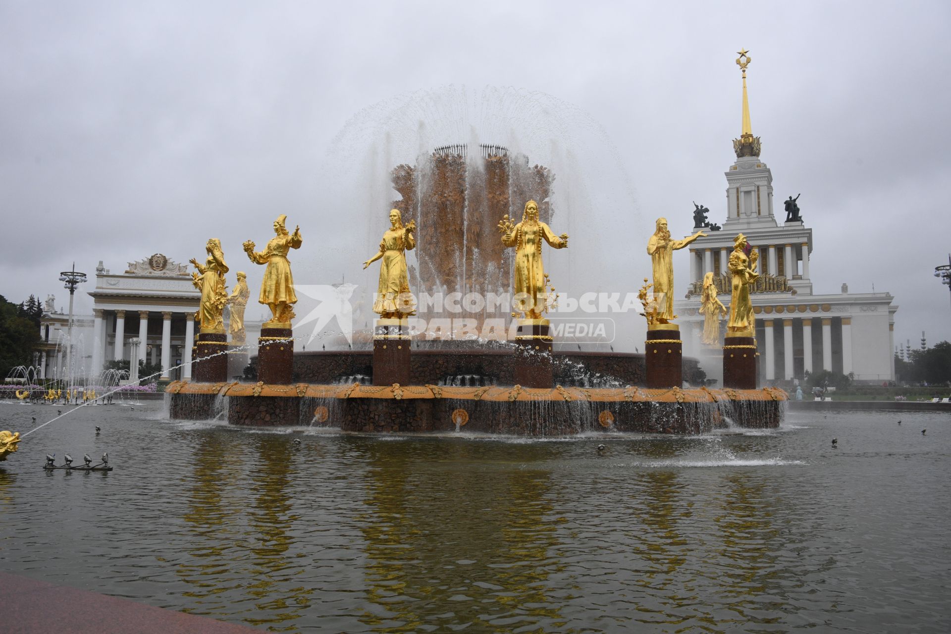 Москва. Вид на фонтан Дружба народов на ВДНХ.