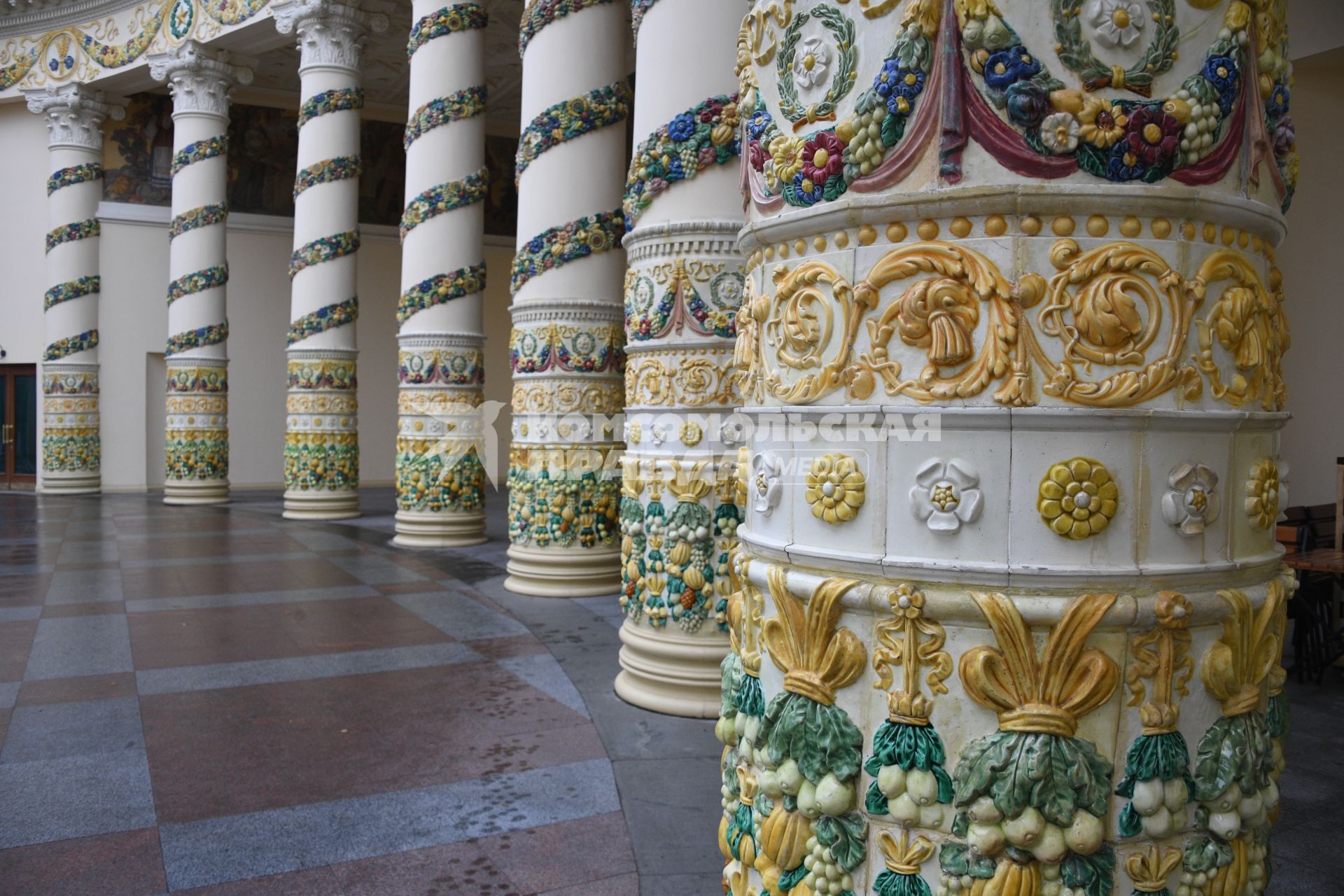 Москва. Орнамент на колоннах  павильона  Земледелие на ВДНХ.